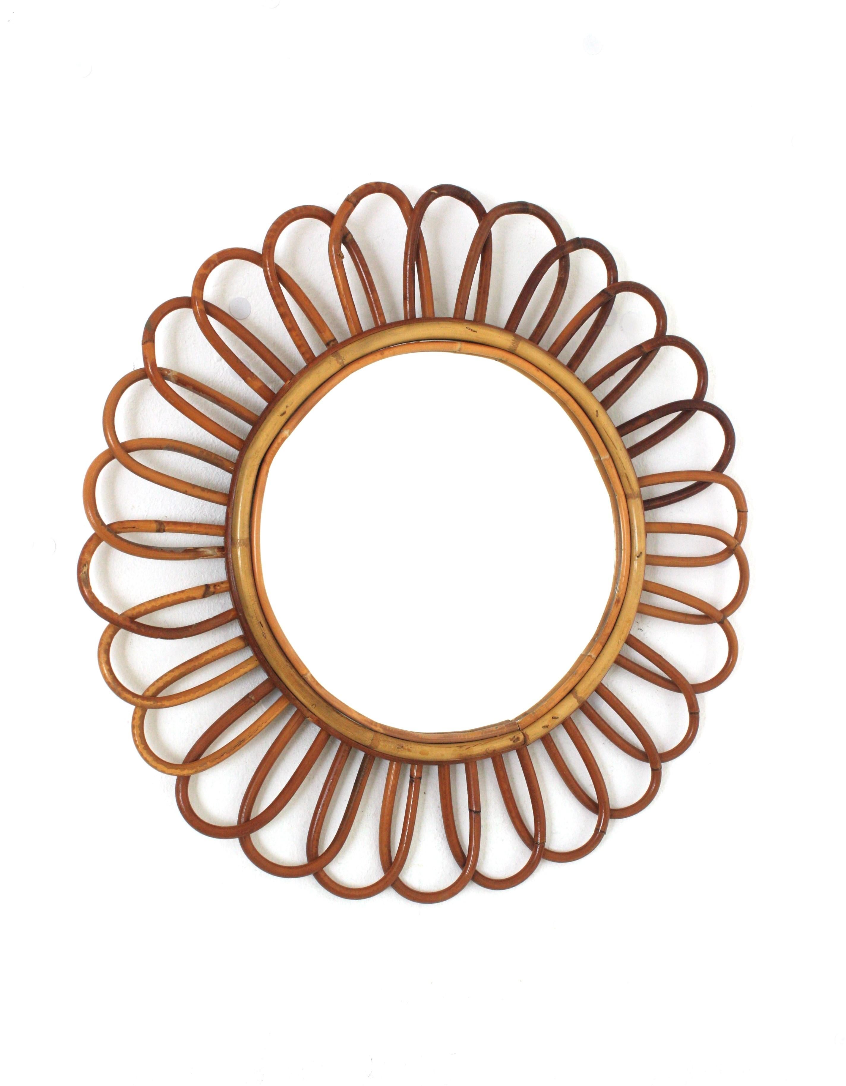Specchio a fiore spagnolo in rattan
Specchio artigianale a forma di fiore con cornice in rattan, Spagna, anni '60.
____________________________________________________________
Questo accattivante specchio mediterraneo a raggiera è stato realizzato a
