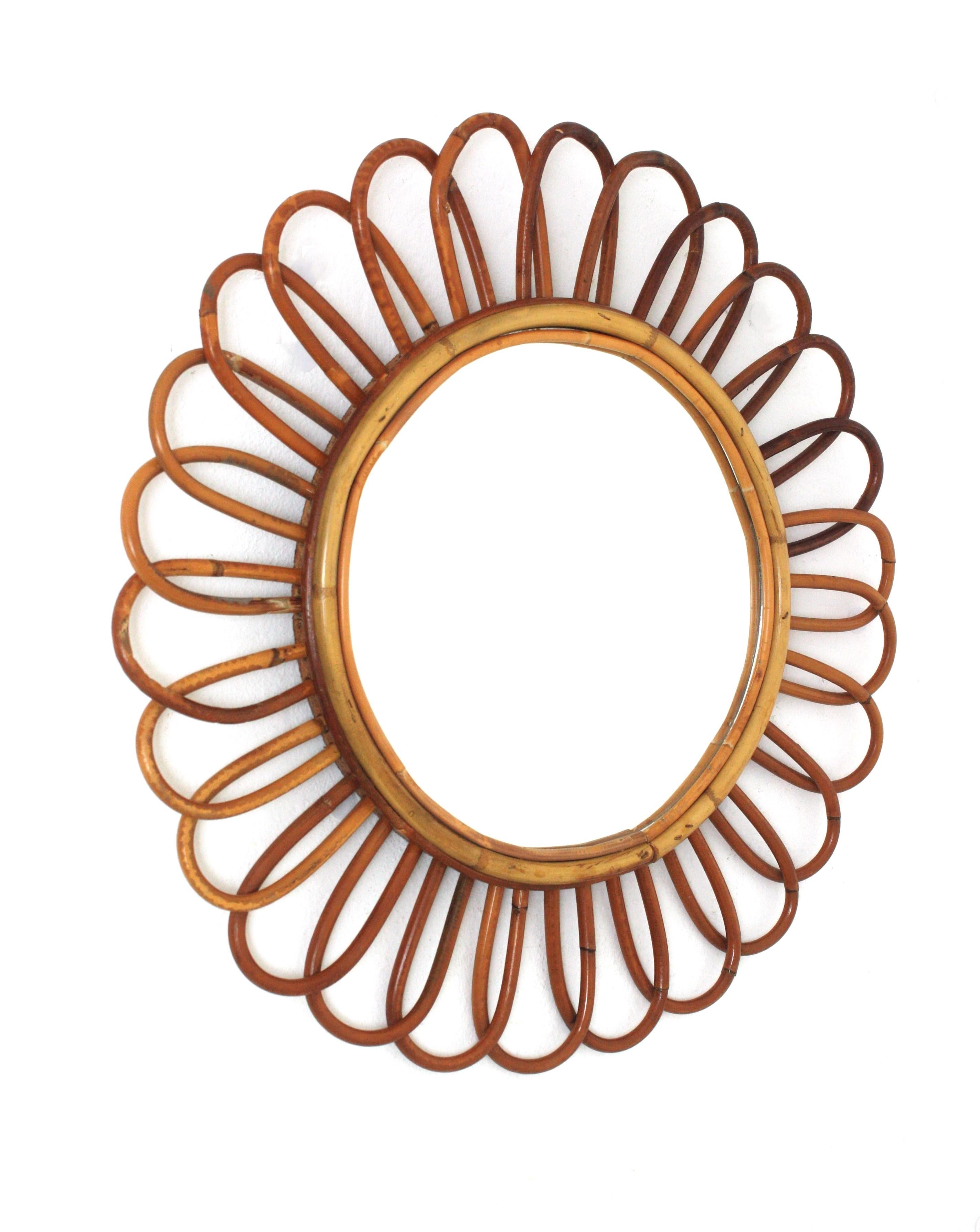 Mid-Century moderno Specchio spagnolo a forma di fiore in rattan, 1960 in vendita