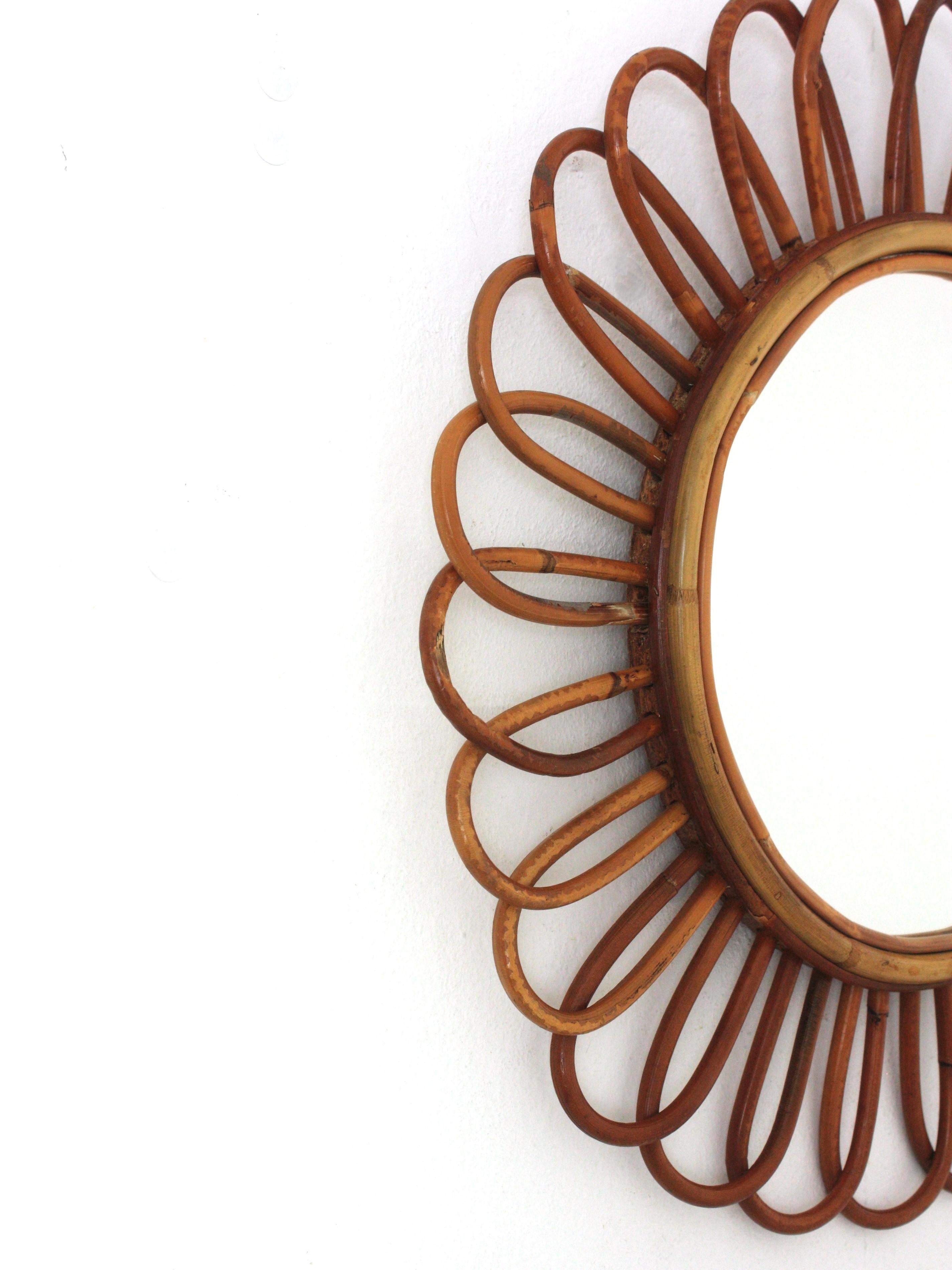 Spagnolo Specchio spagnolo a forma di fiore in rattan, 1960 in vendita