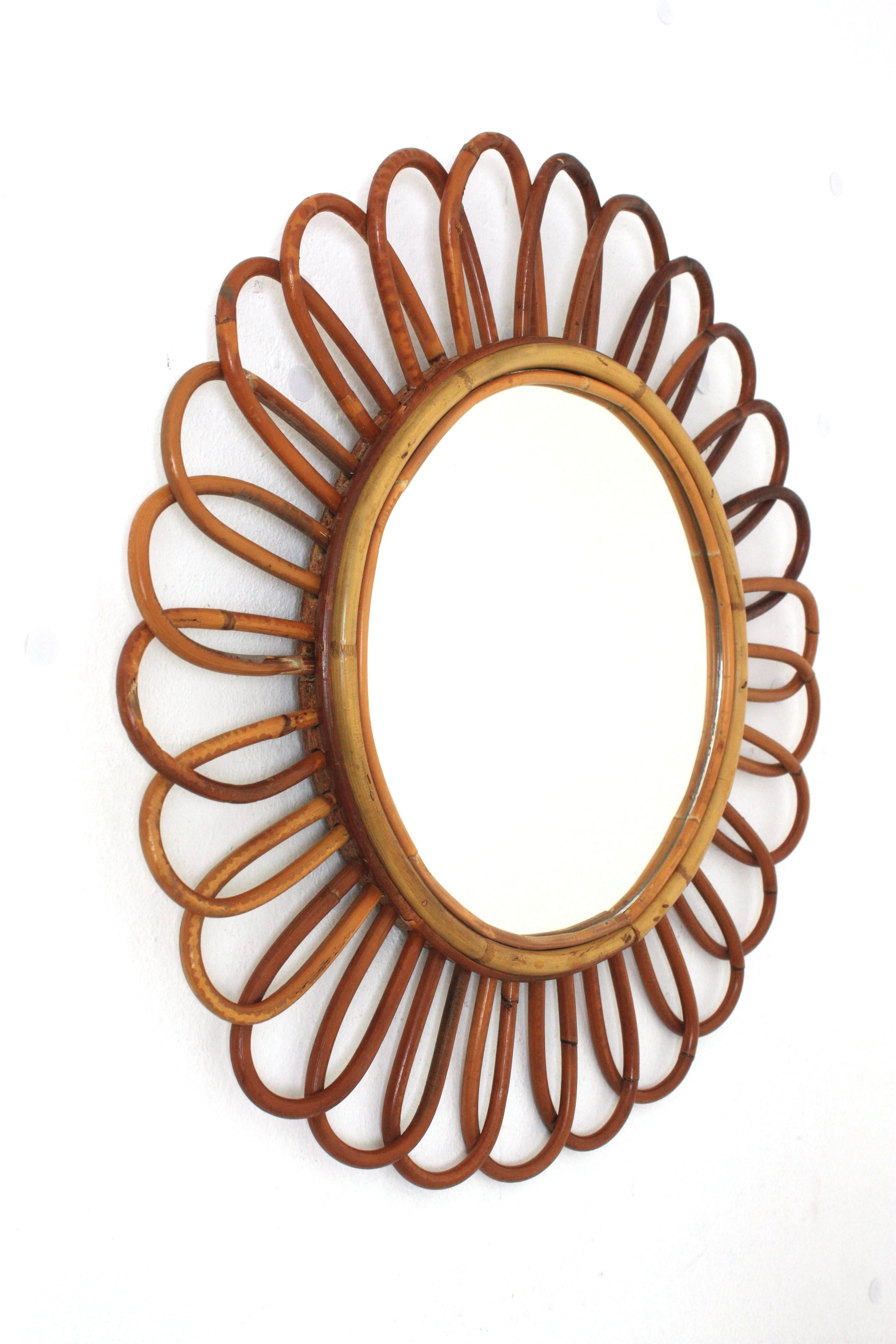 Fatto a mano Specchio spagnolo a forma di fiore in rattan, 1960 in vendita
