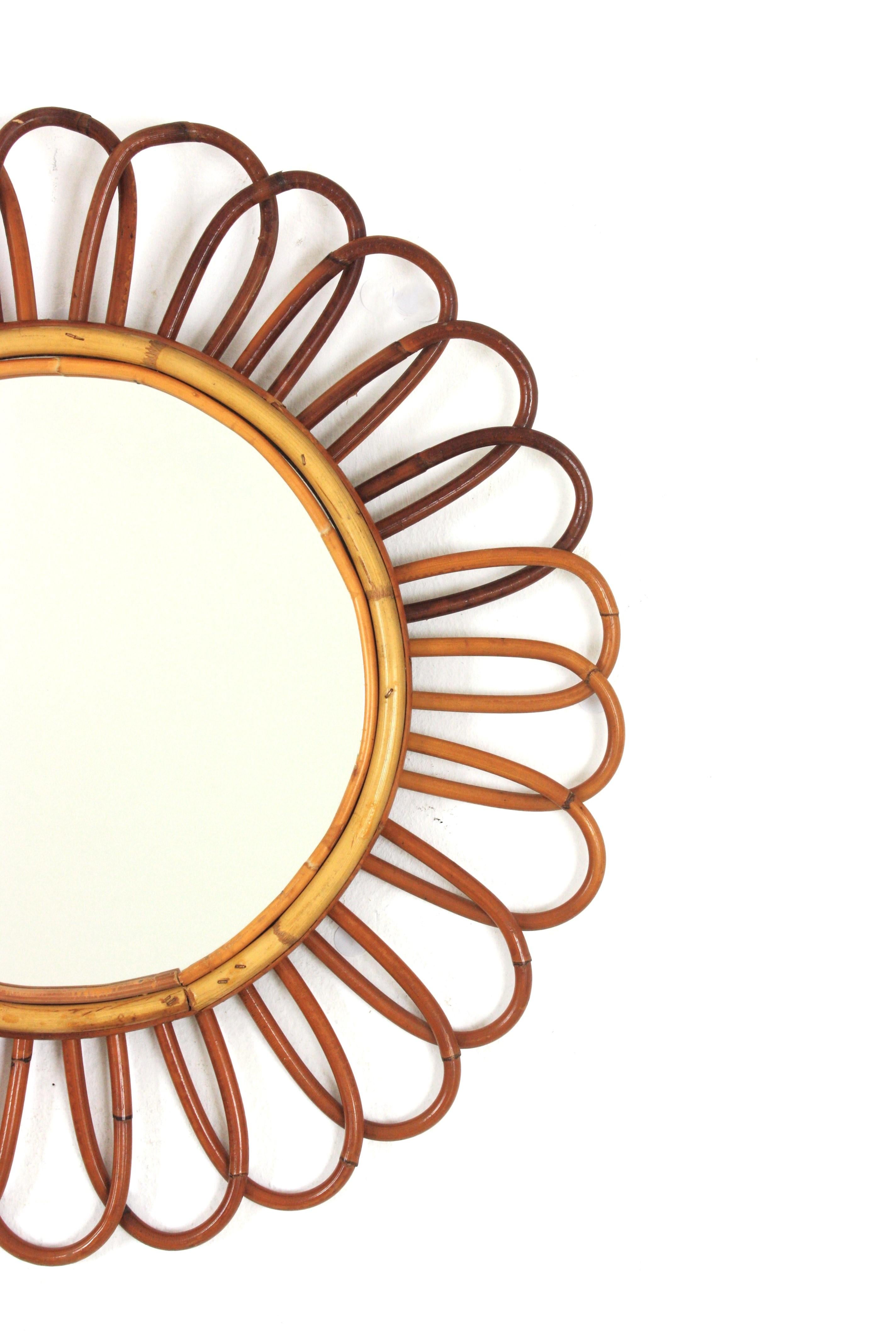 XX secolo Specchio spagnolo a forma di fiore in rattan, 1960 in vendita