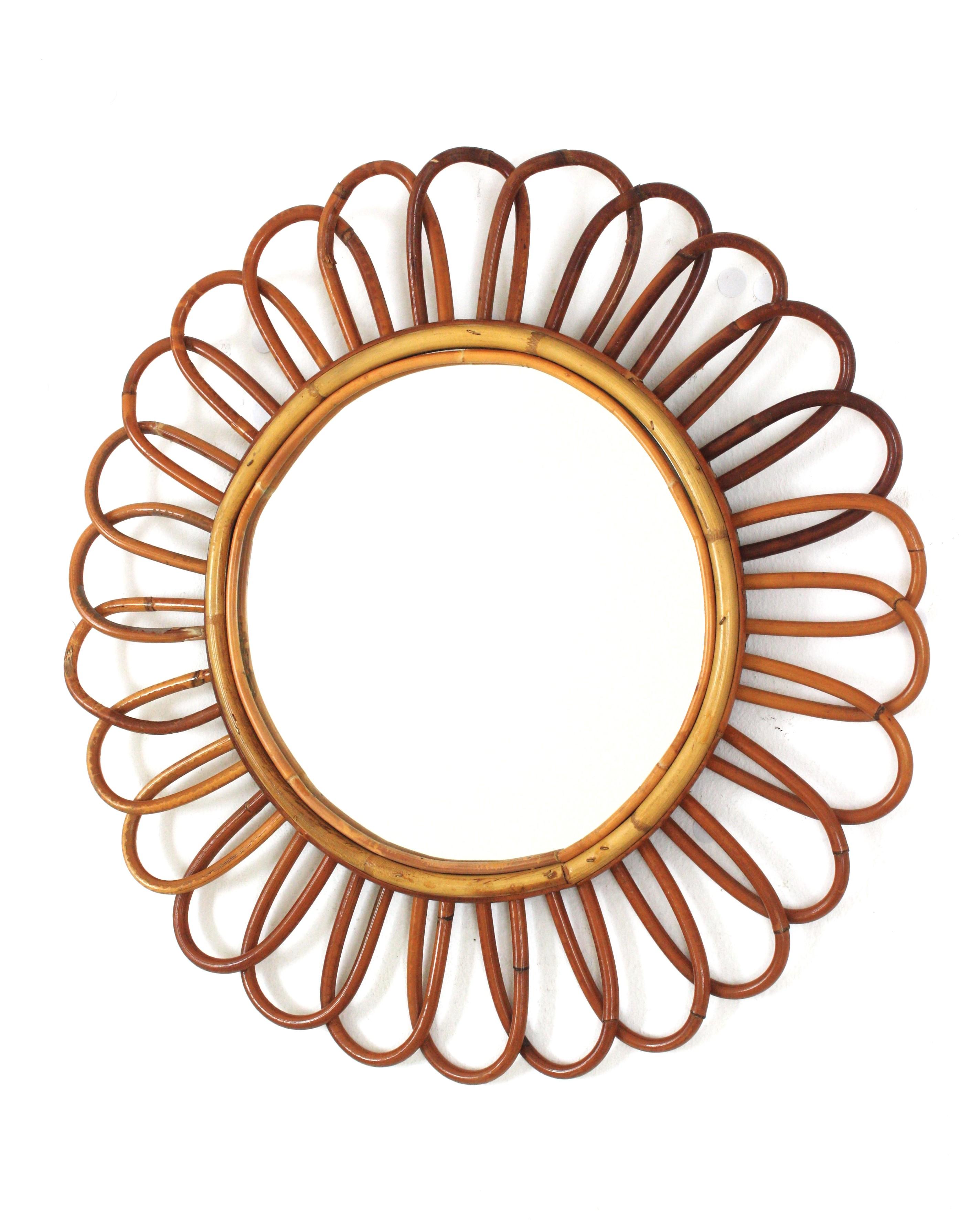Specchio spagnolo a forma di fiore in rattan, 1960 in vendita 1