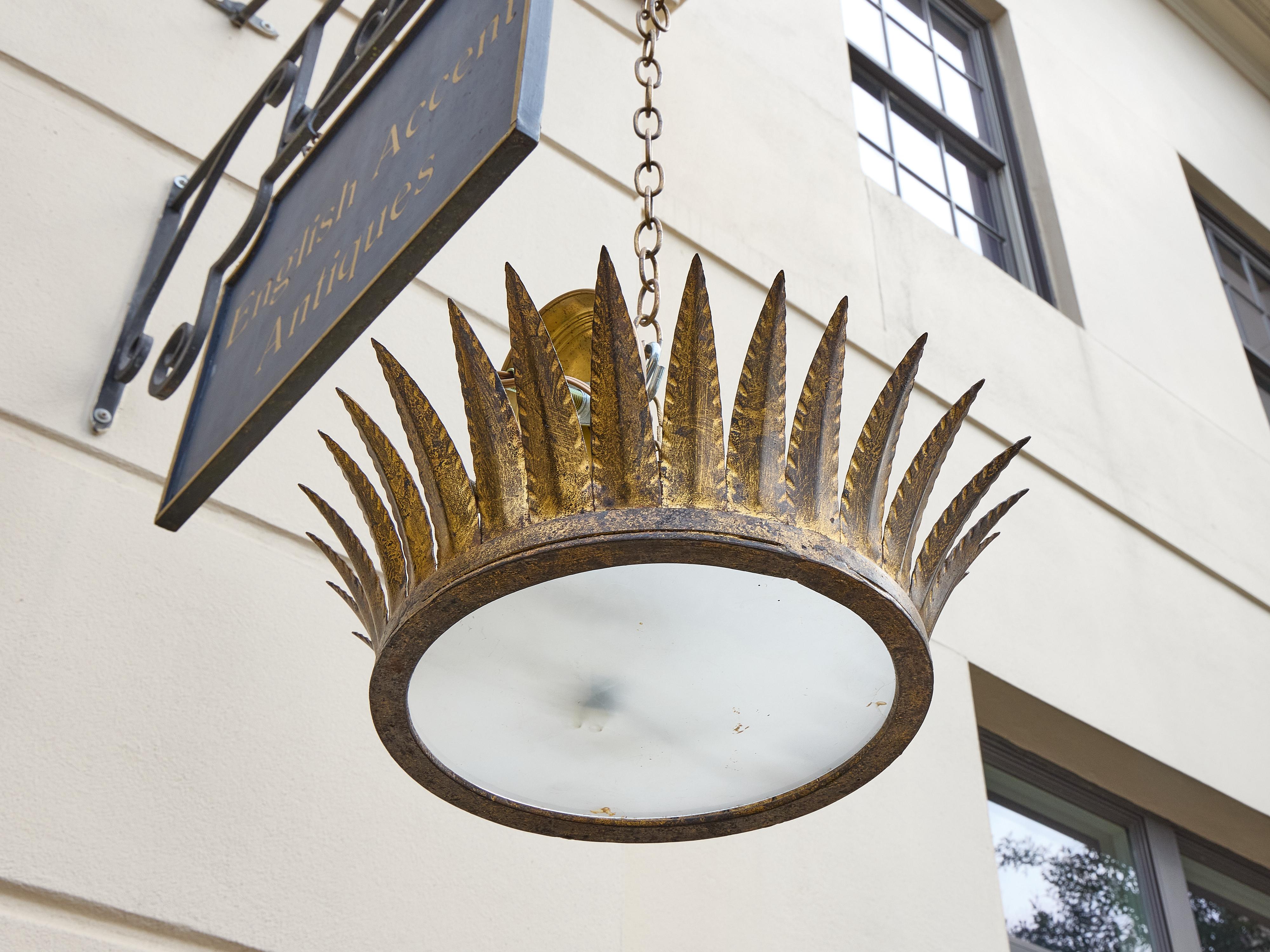 Lampadario a corona in metallo dorato del Medioevo spagnolo con diffusore in vetro smerigliato In condizioni buone in vendita a Atlanta, GA