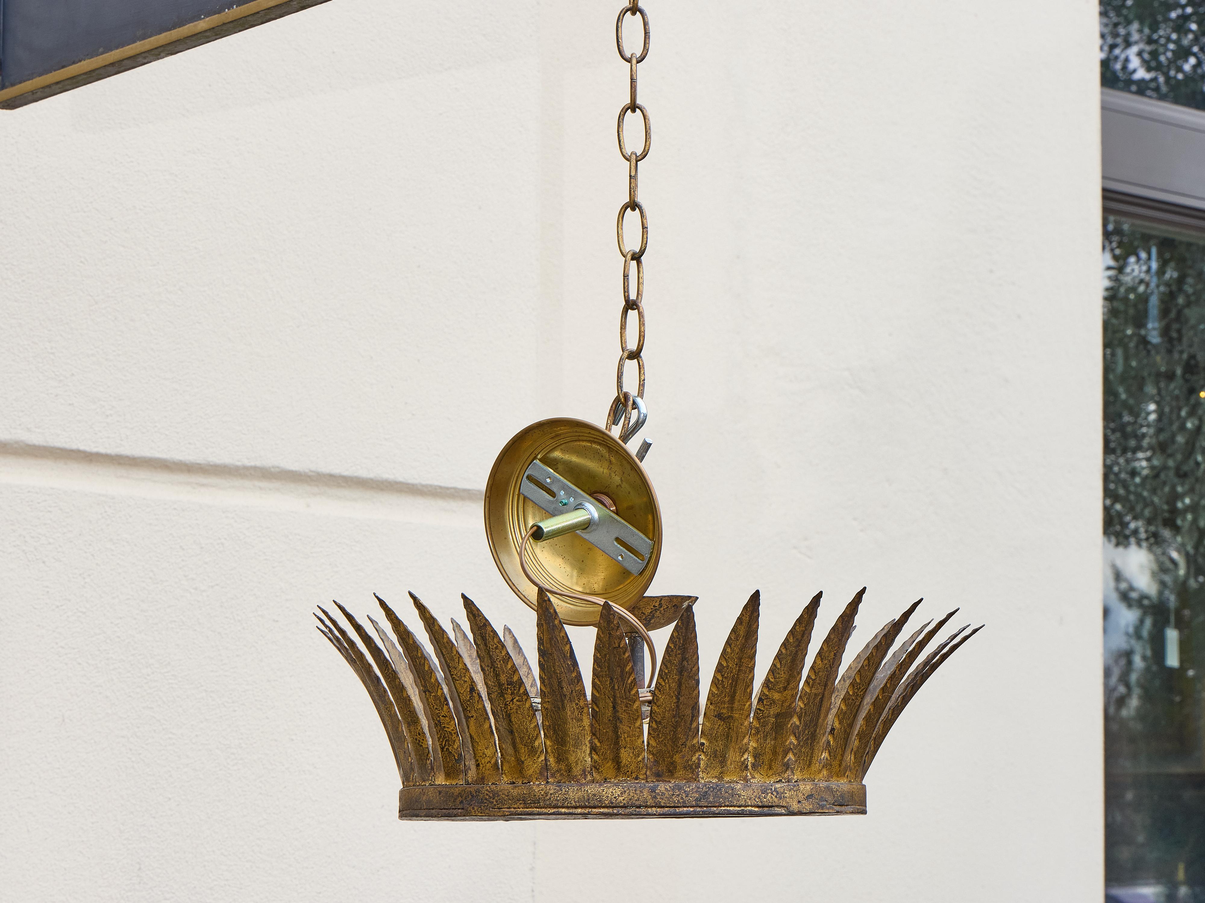 XX secolo Lampadario a corona in metallo dorato del Medioevo spagnolo con diffusore in vetro smerigliato in vendita