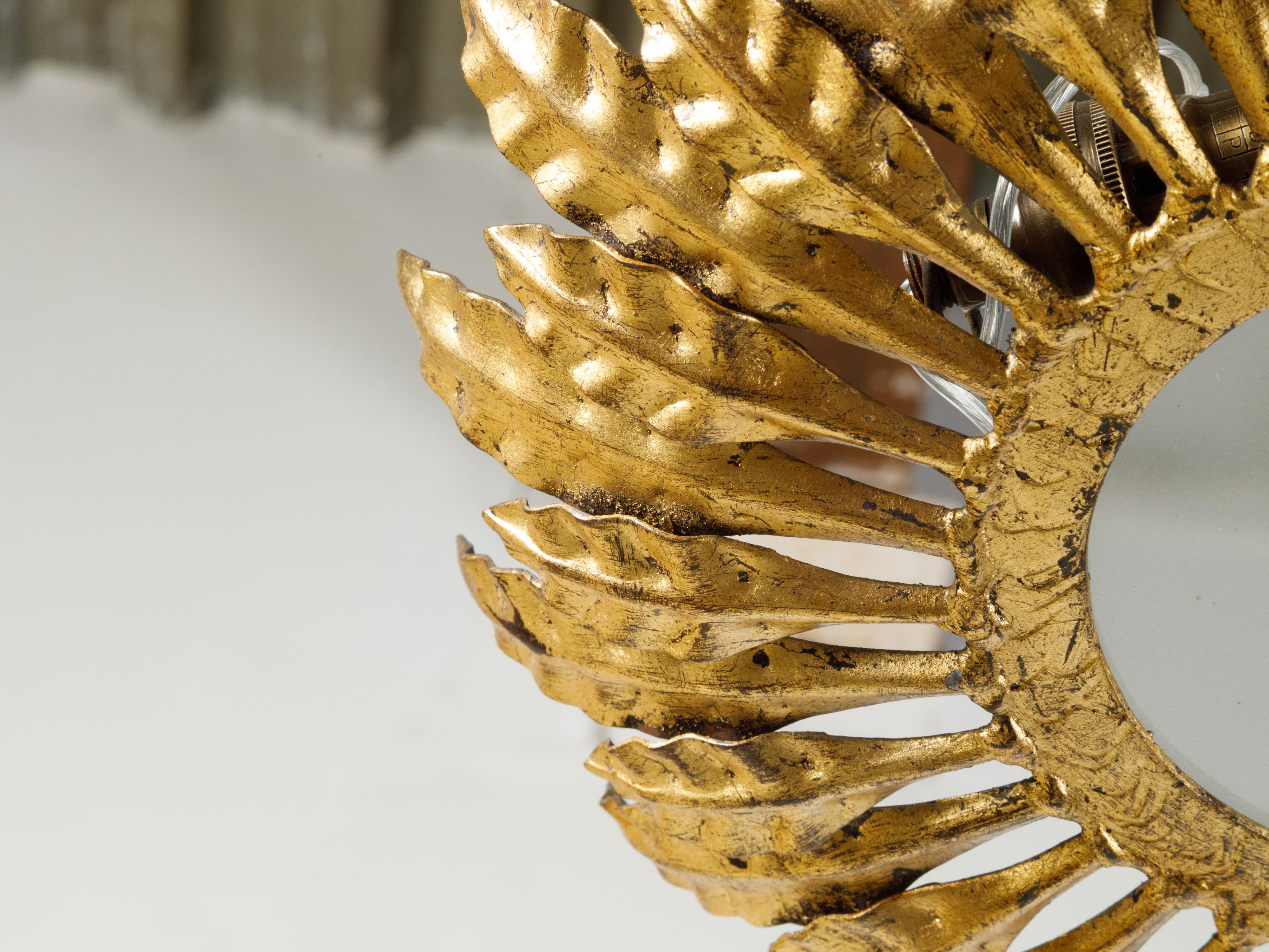 Spanischer Kronleuchter aus vergoldetem Metall mit Blättern und Milchglas aus der Mitte des Jahrhunderts im Zustand „Gut“ im Angebot in Atlanta, GA