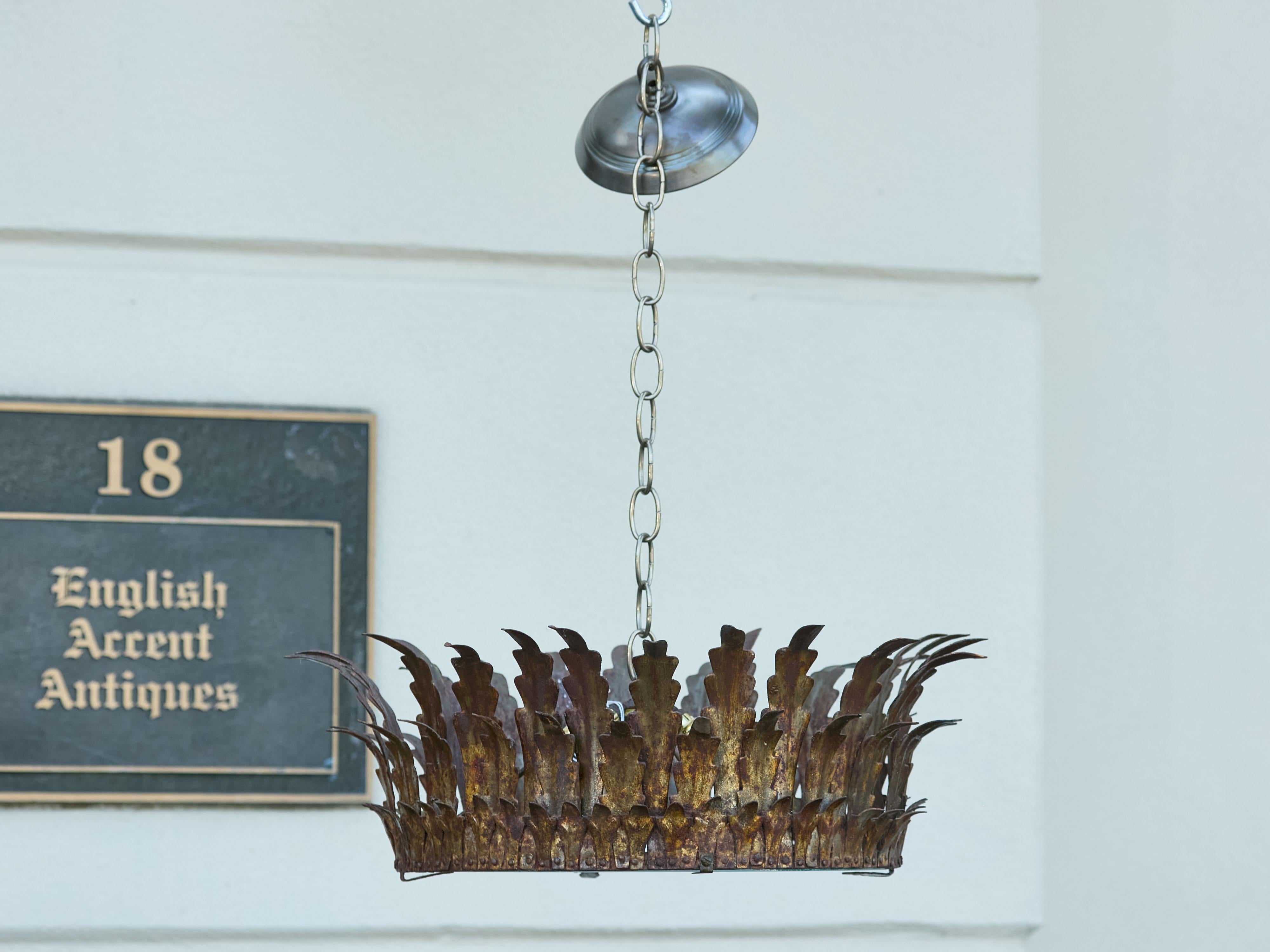 Lampadario a corona semi-flush in metallo dorato spagnolo del periodo del Medioevo con fogliame a tre livelli e fondo in vetro smerigliato. Questo lampadario a corona semi-flush in metallo dorato spagnolo, risalente al periodo del Midcentury, emana