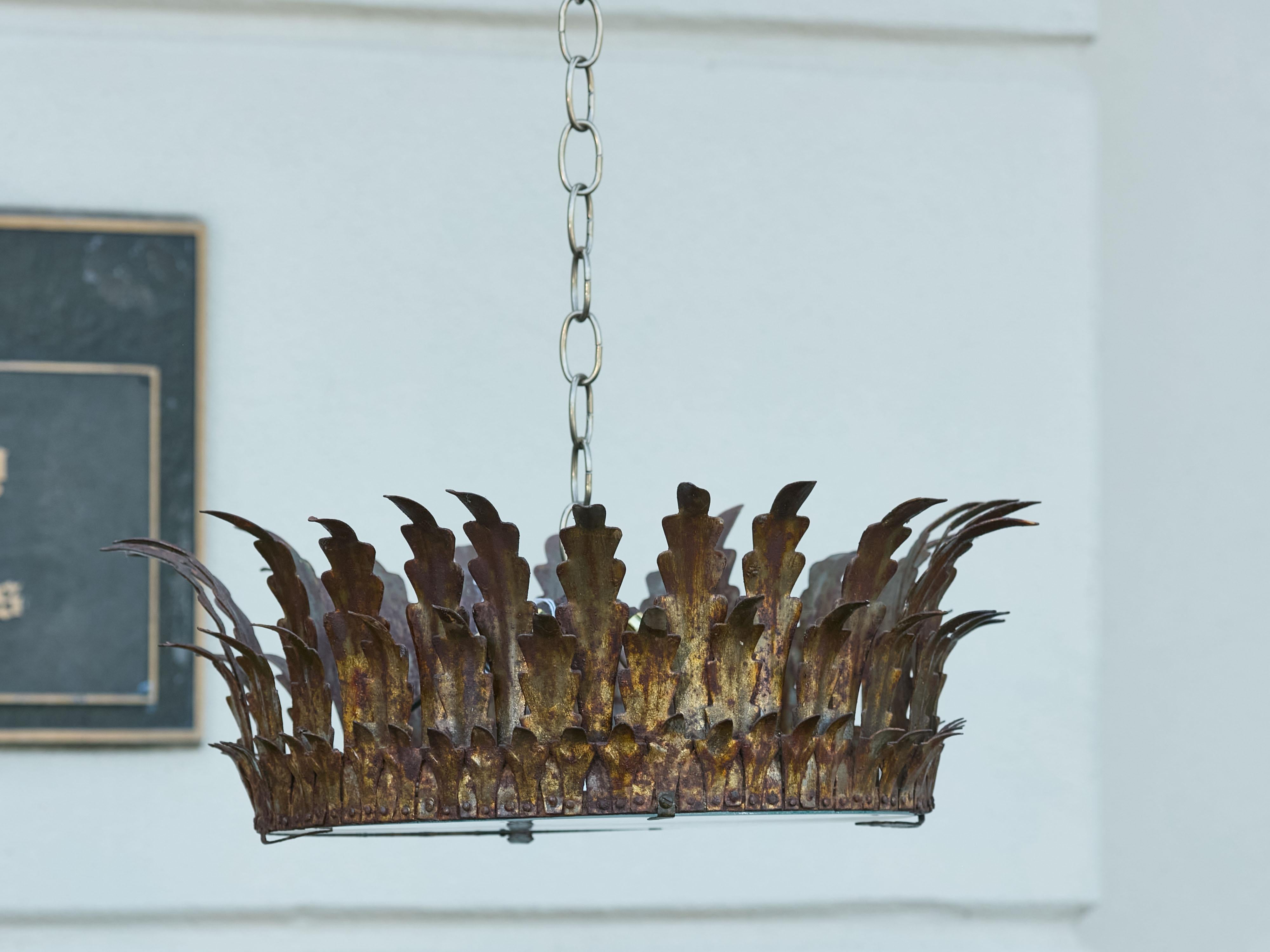 Mid-Century moderno Lampadario a corona semi-flush in metallo dorato di metà secolo con fogliame curvo in vendita