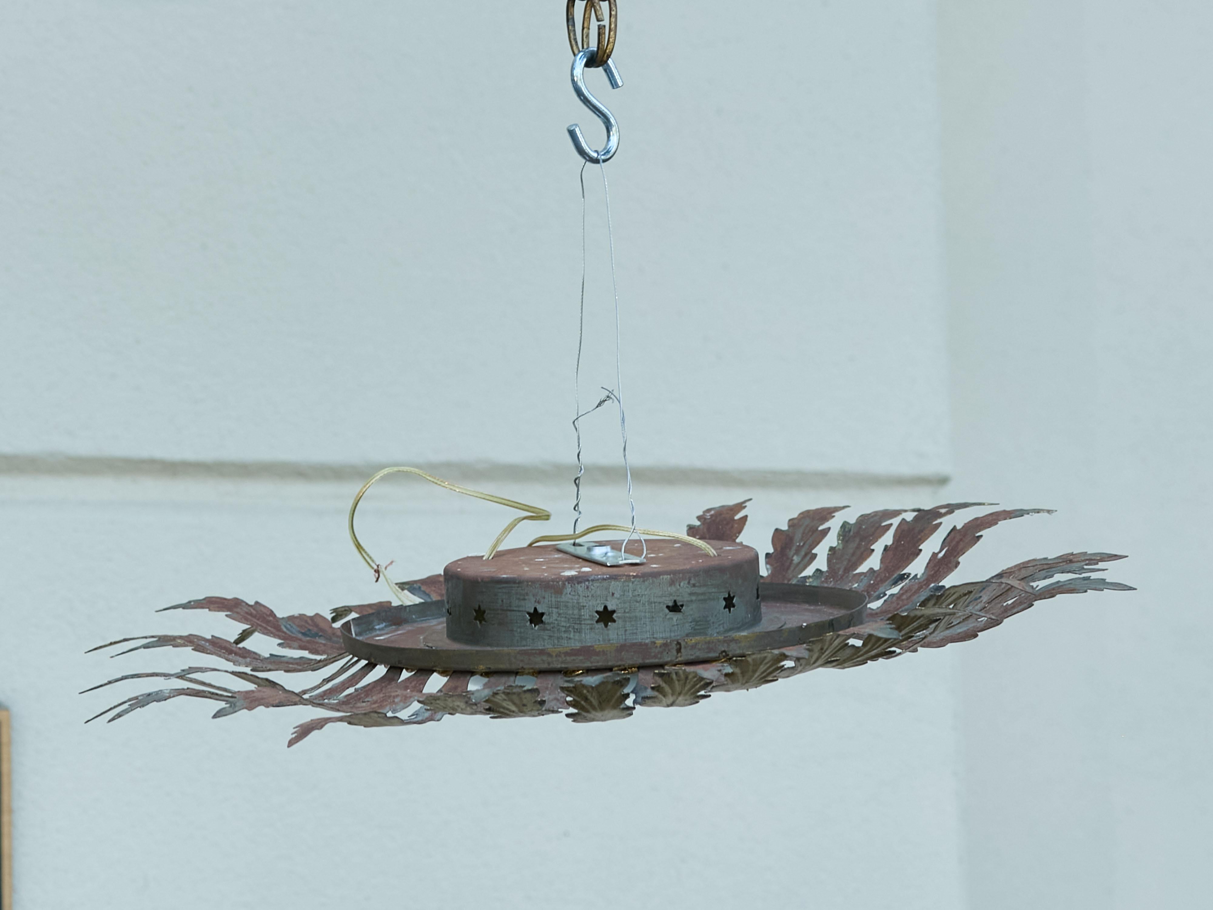 Luminaire espagnol en métal doré, de la période du milieu du siècle, avec des étoiles et des feuillages percés. Cet exquis luminaire en métal doré espagnol de la période du Midcentury attire notre attention par son design complexe et son charme