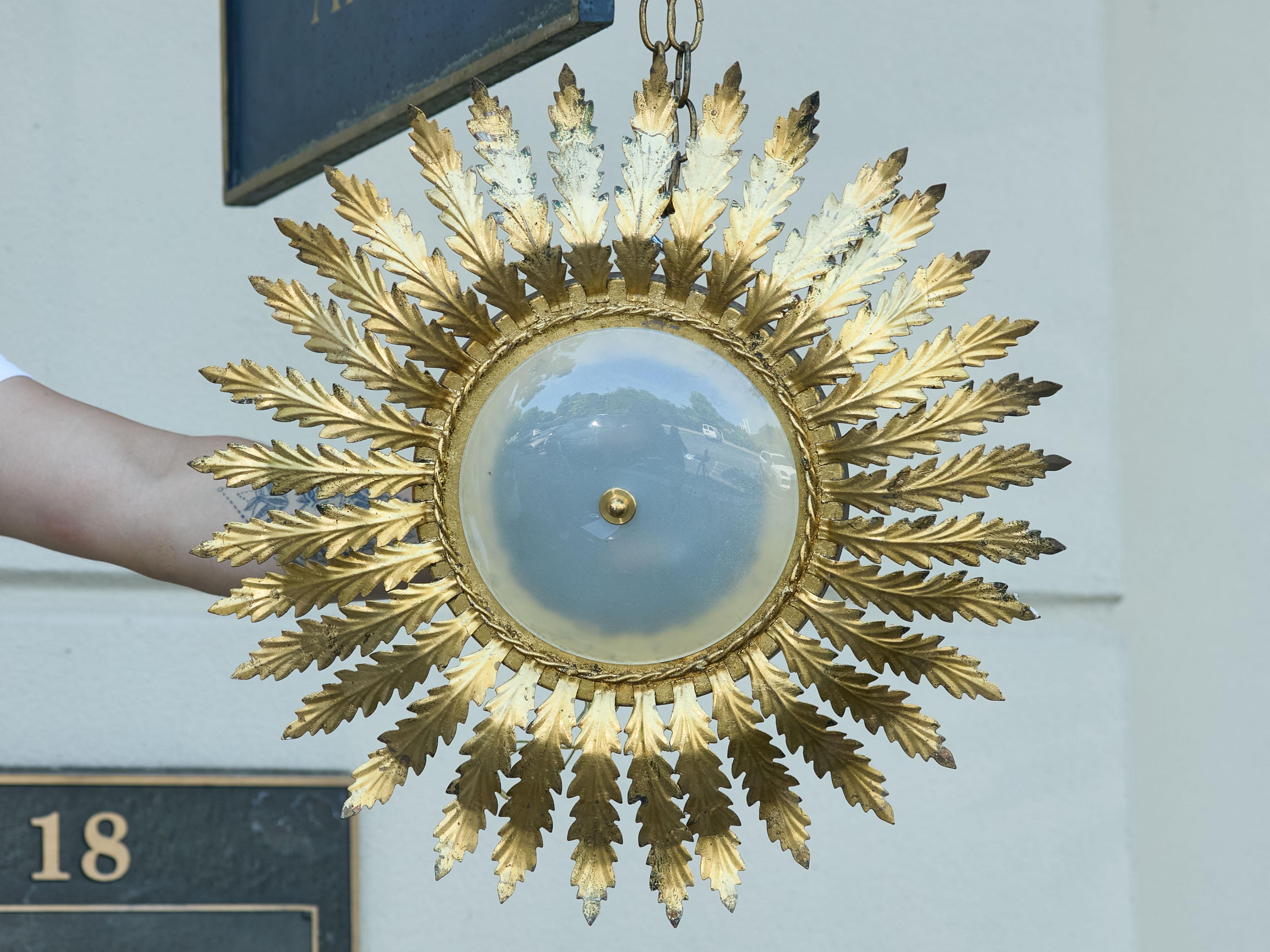 Mid-Century Modern Luminaire semi-affleurant en métal doré du milieu du siècle avec motifs d'étoiles en vente