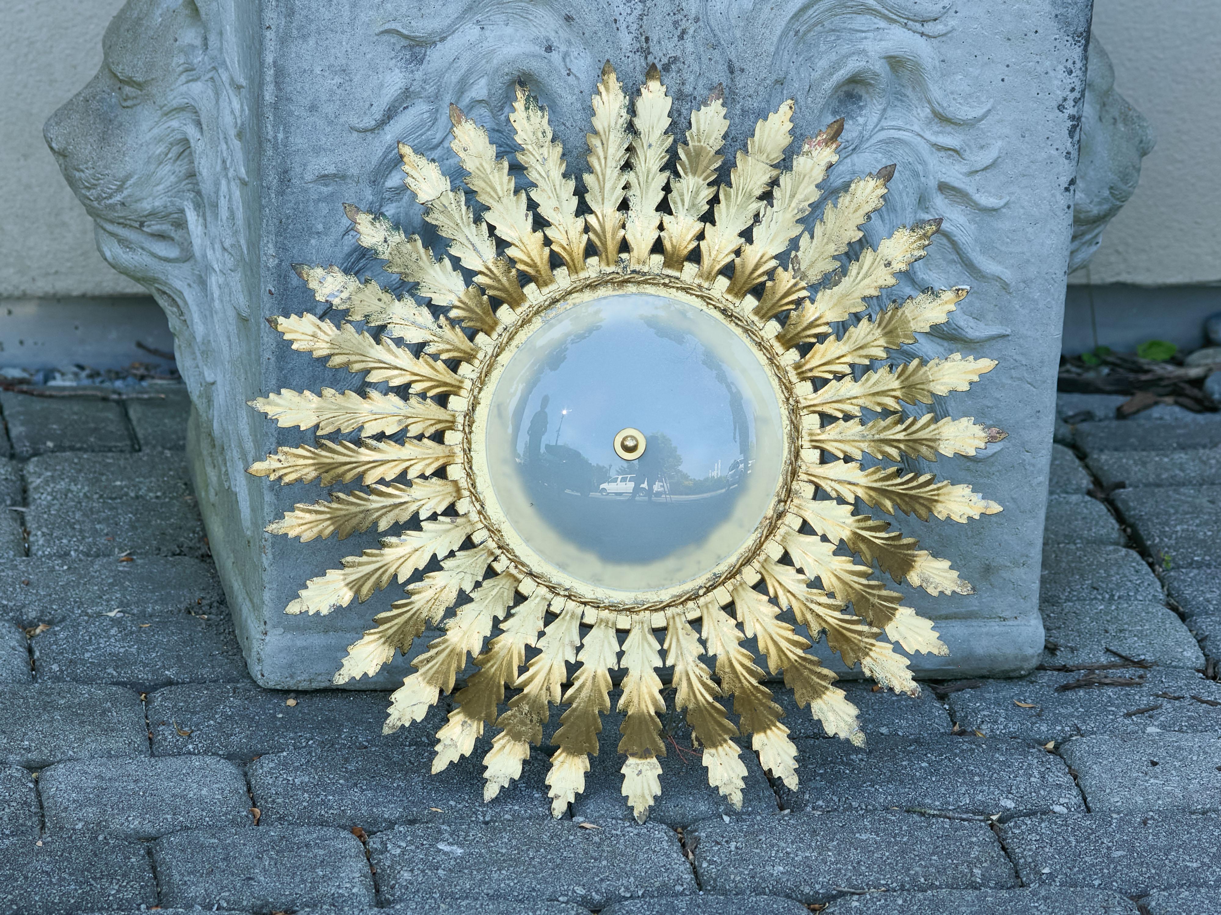 Espagnol Luminaire semi-affleurant en métal doré du milieu du siècle avec motifs d'étoiles en vente
