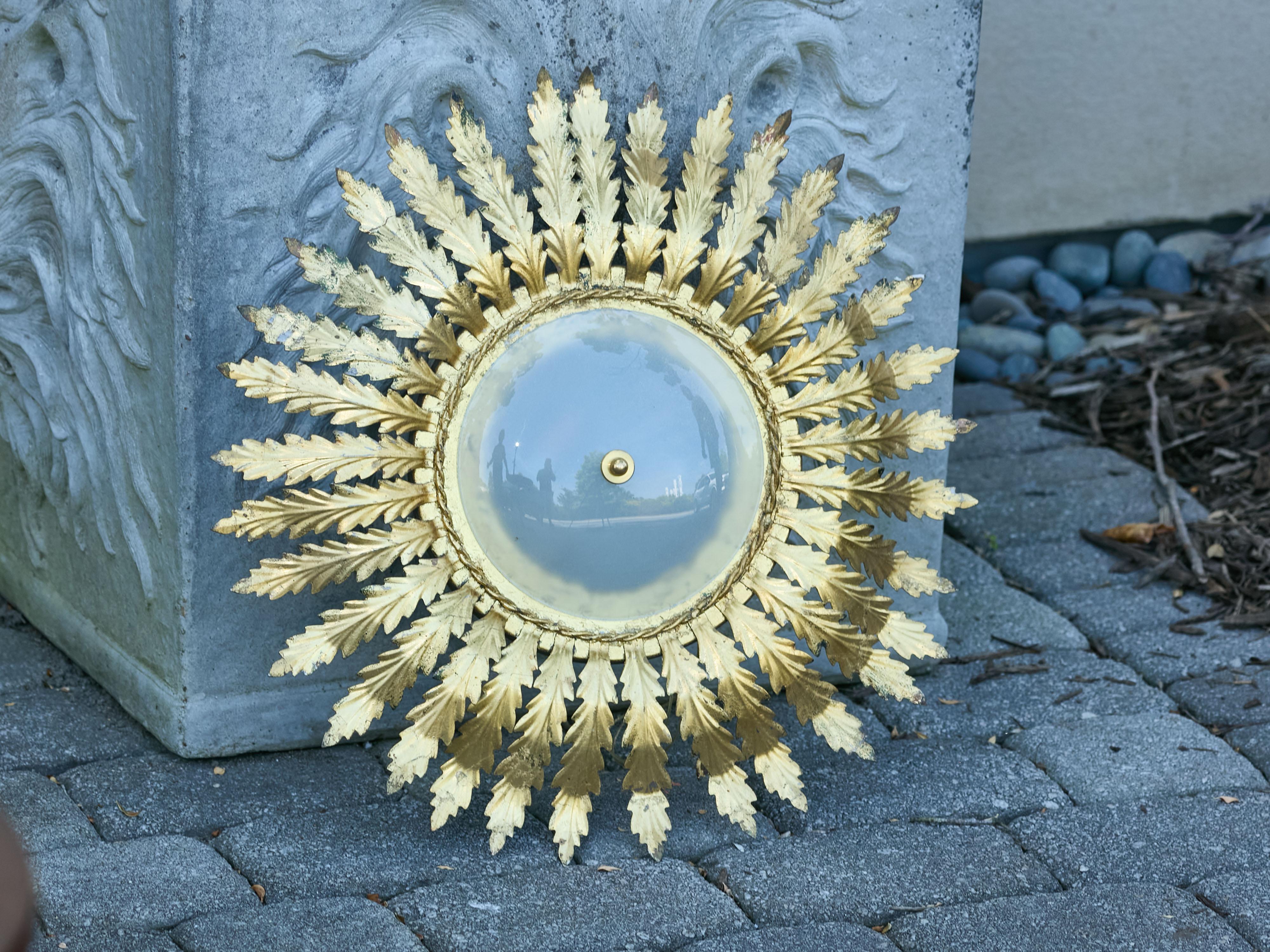 Doré Luminaire semi-affleurant en métal doré du milieu du siècle avec motifs d'étoiles en vente
