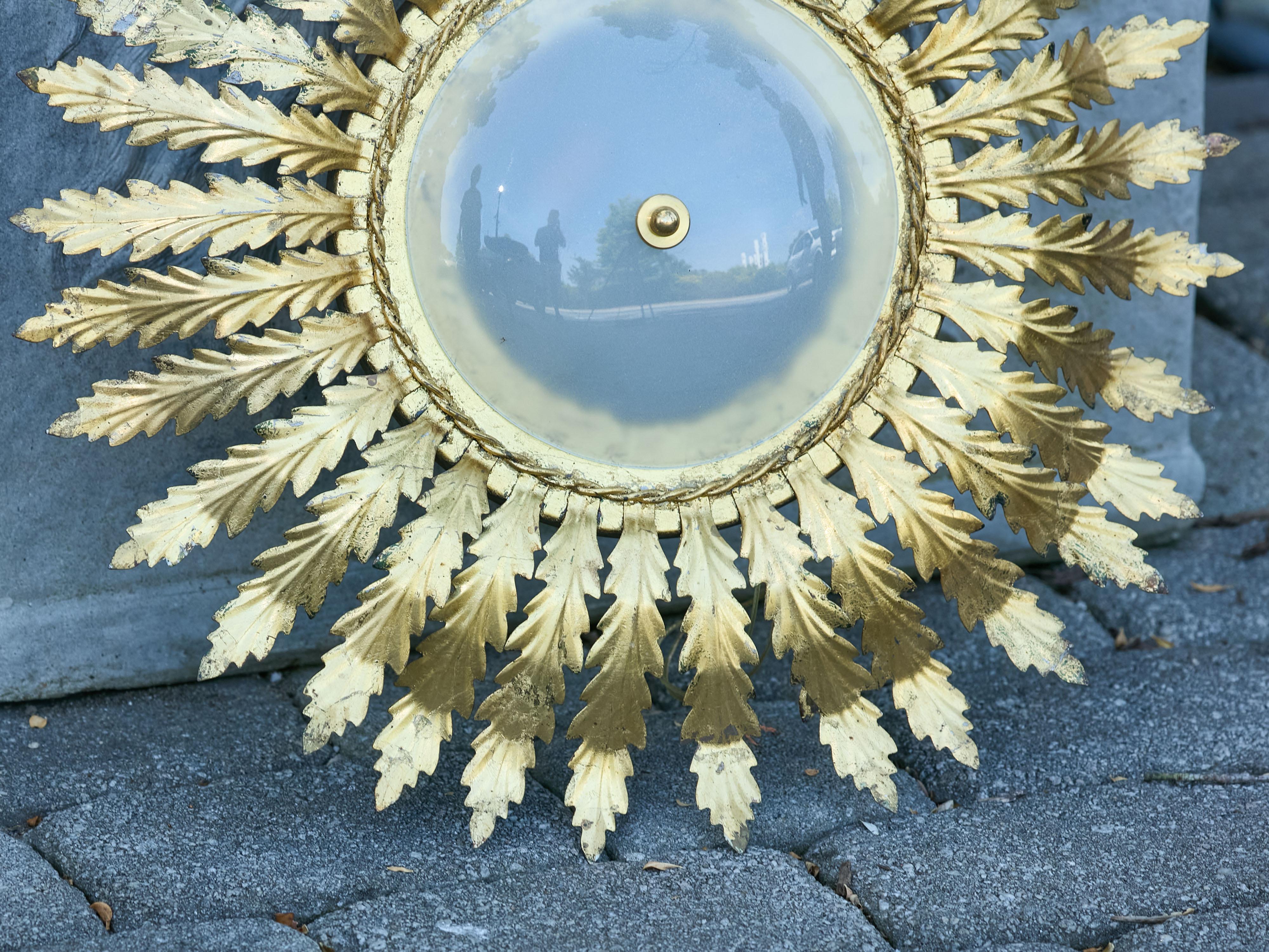 Luminaire semi-affleurant en métal doré du milieu du siècle avec motifs d'étoiles Bon état - En vente à Atlanta, GA