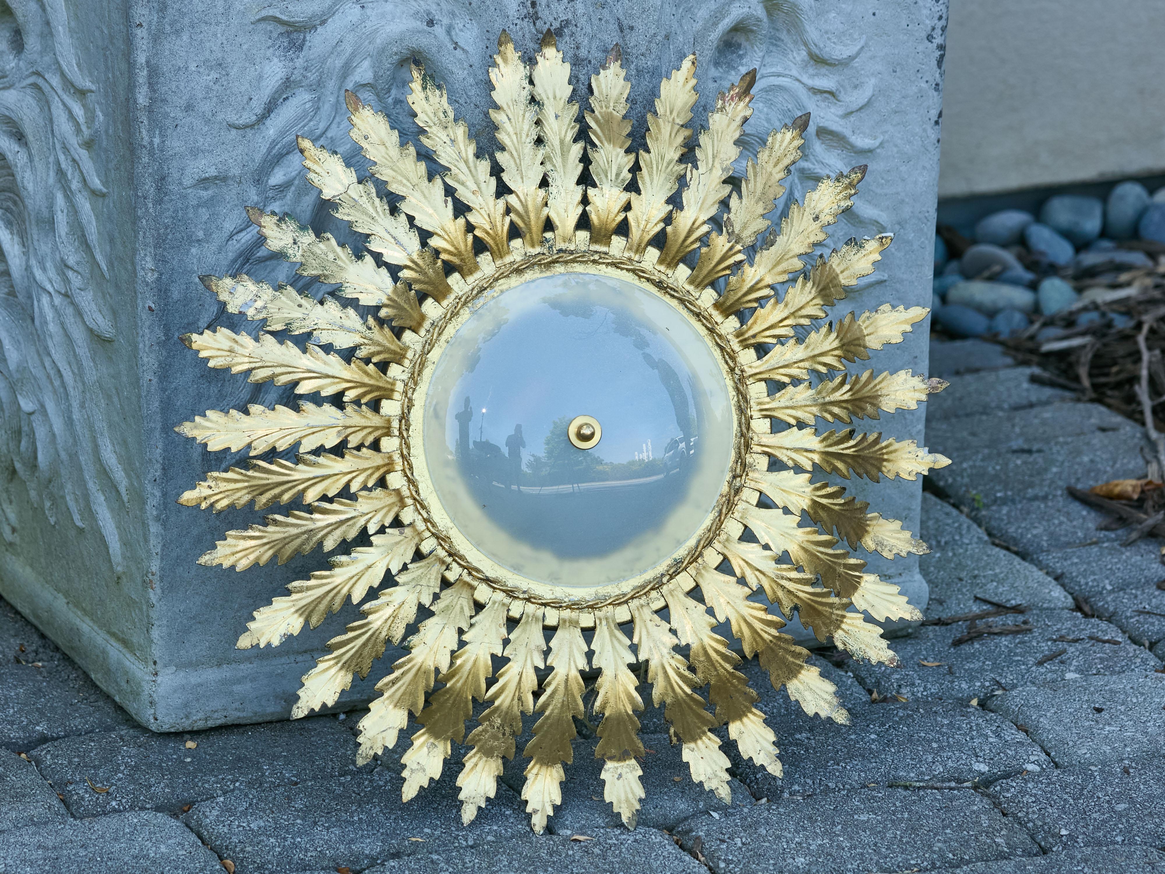 20ième siècle Luminaire semi-affleurant en métal doré du milieu du siècle avec motifs d'étoiles en vente