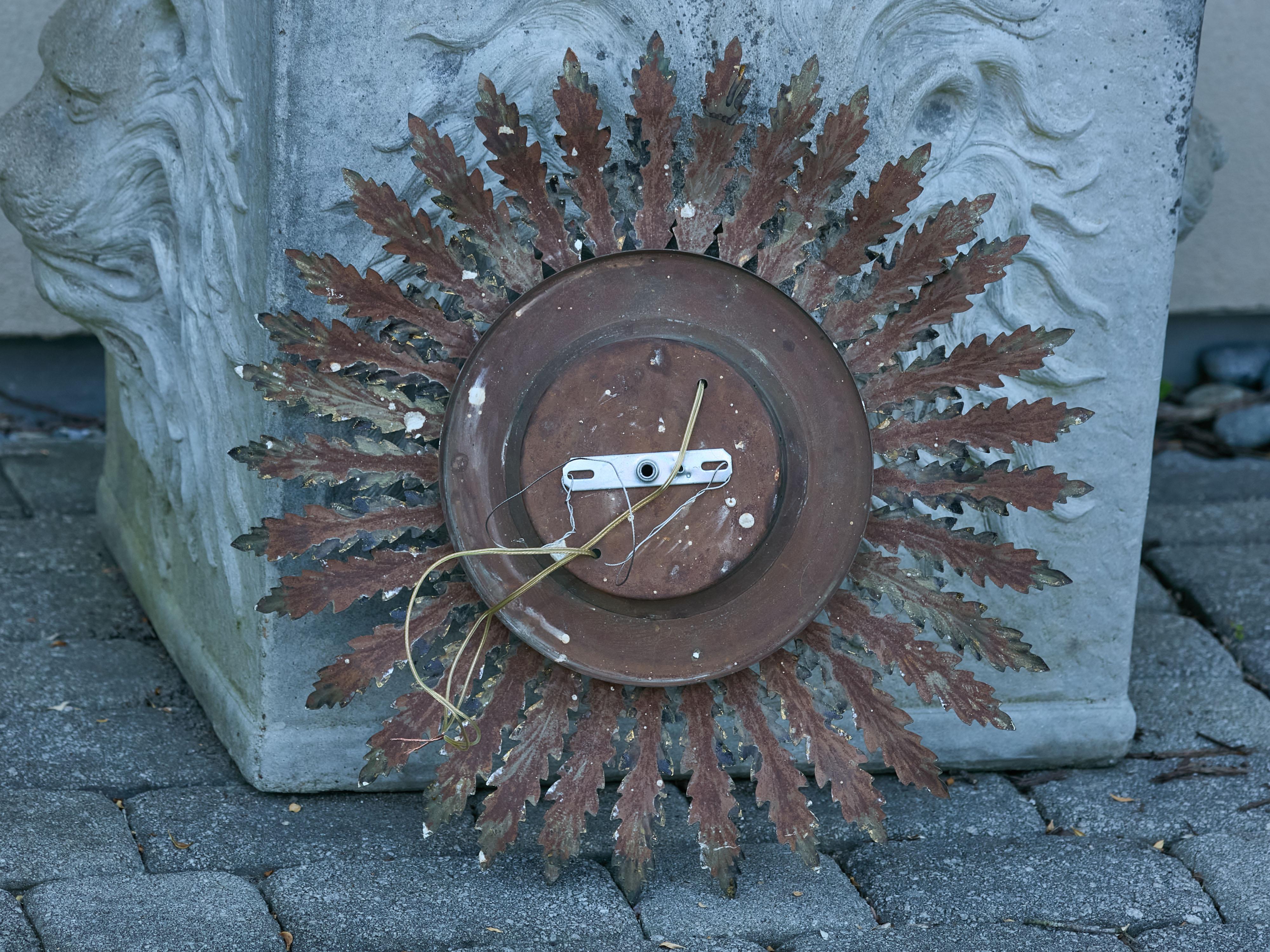 Luminaire semi-affleurant en métal doré du milieu du siècle avec motifs d'étoiles en vente 1