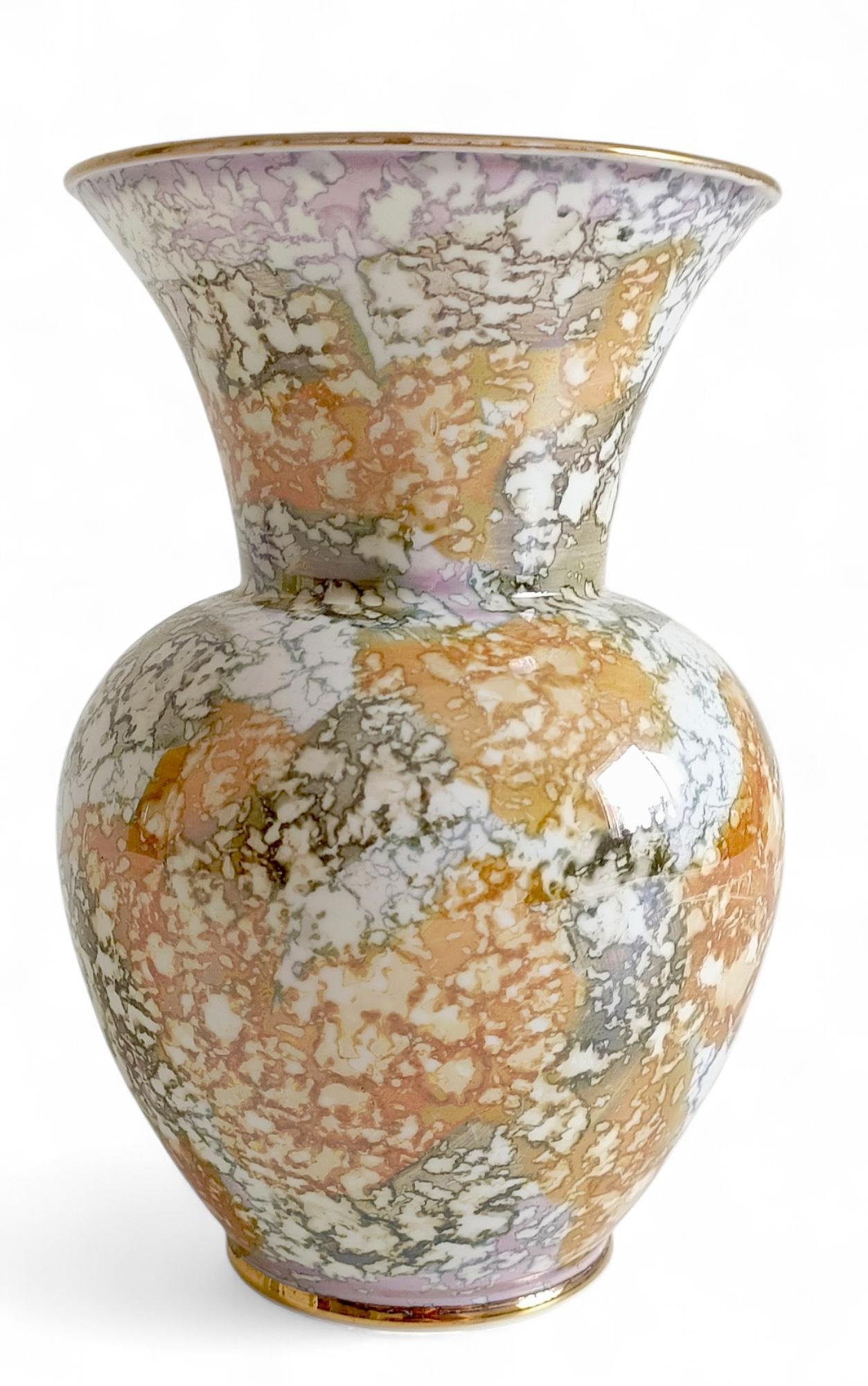 Jarrón de Porcelana Manises Española de Mediados de Siglo: Decoración jaspeada en malva, crema y gris en venta 4