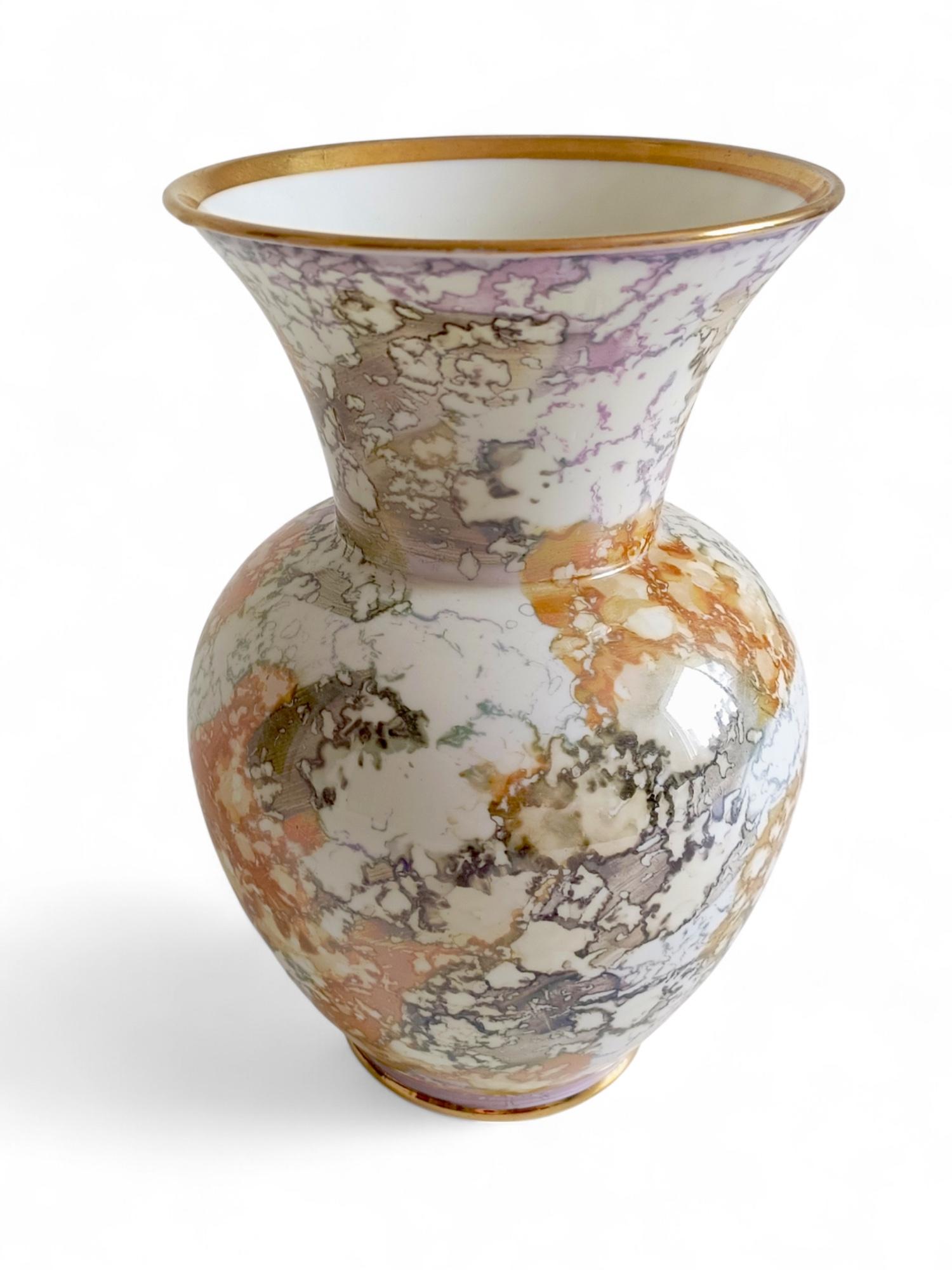 Jarrón de Porcelana Manises Española de Mediados de Siglo: Decoración jaspeada en malva, crema y gris en venta 7