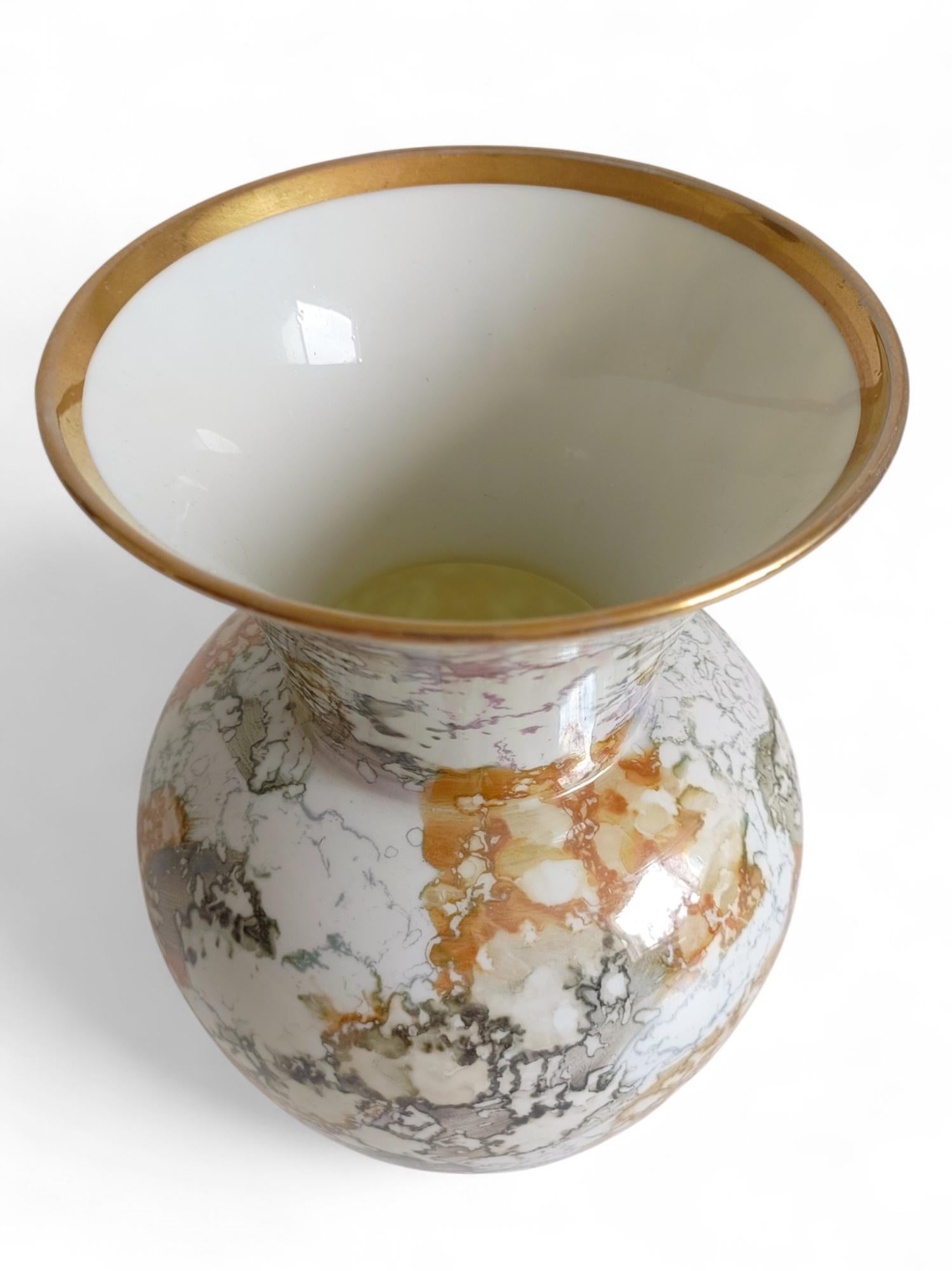 Jarrón de Porcelana Manises Española de Mediados de Siglo: Decoración jaspeada en malva, crema y gris en venta 9