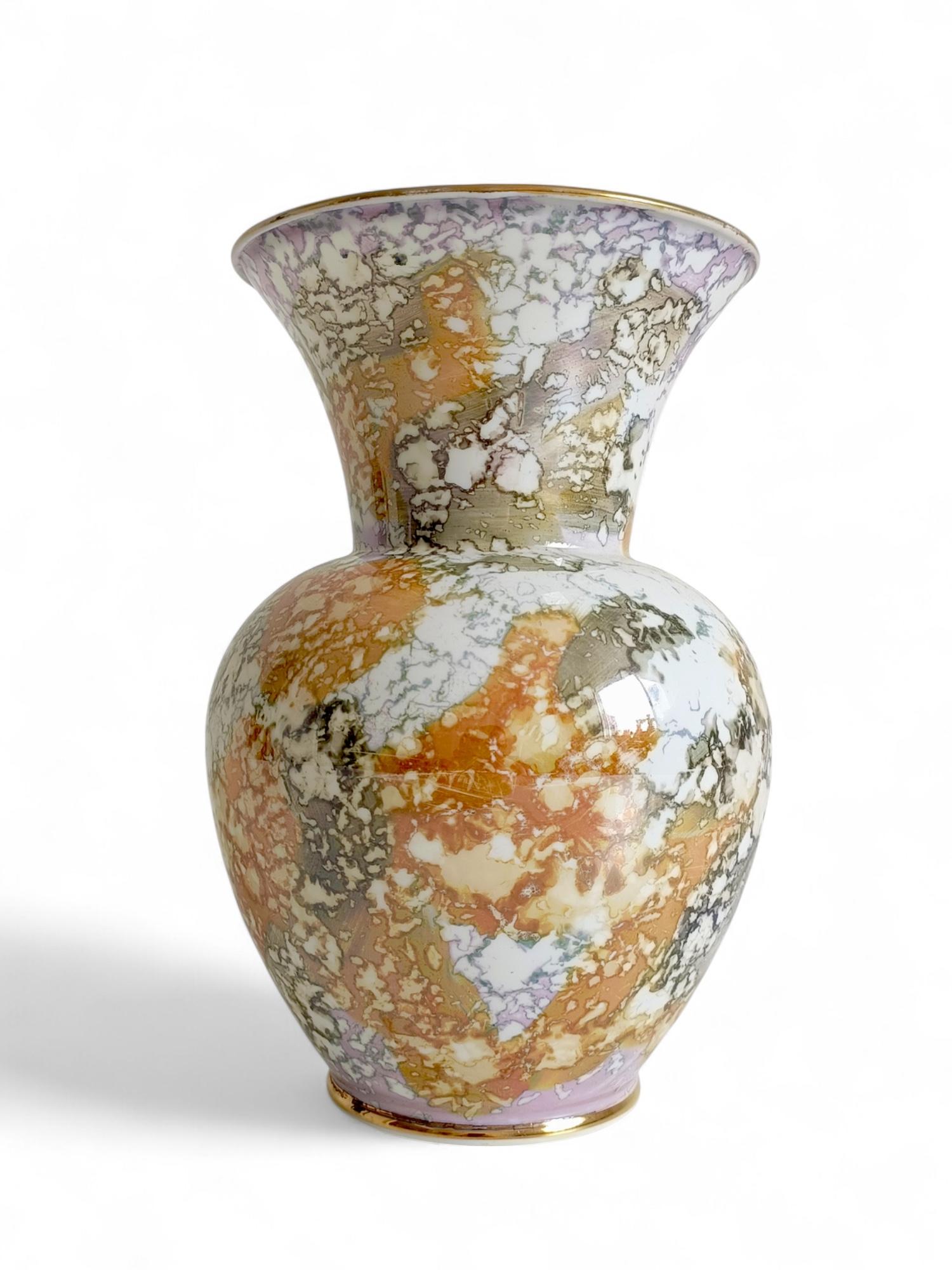 Jarrón de Porcelana Manises Española de Mediados de Siglo: Decoración jaspeada en malva, crema y gris finales del siglo XX en venta