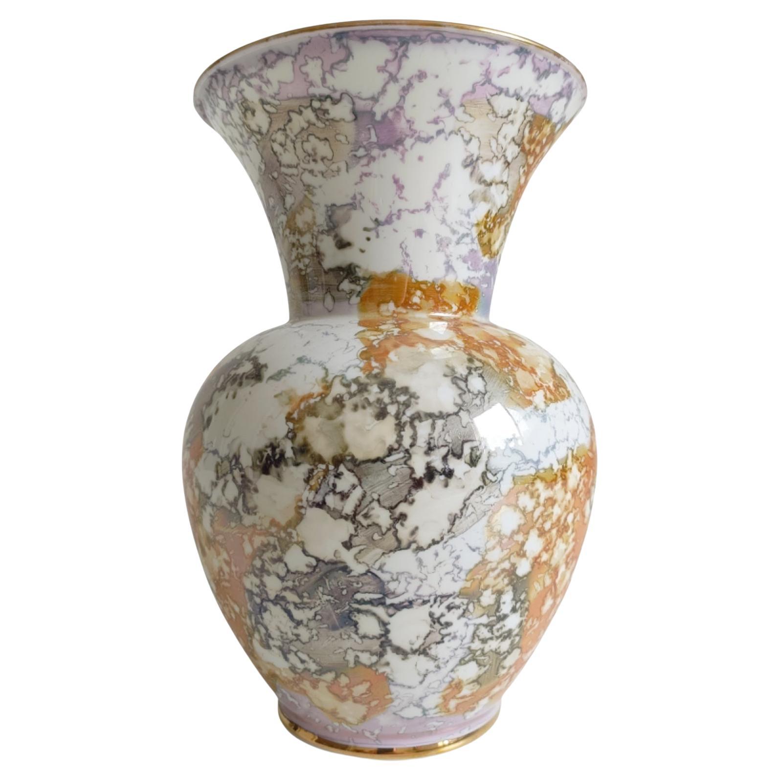 Jarrón de Porcelana Manises Española de Mediados de Siglo: Decoración jaspeada en malva, crema y gris en venta