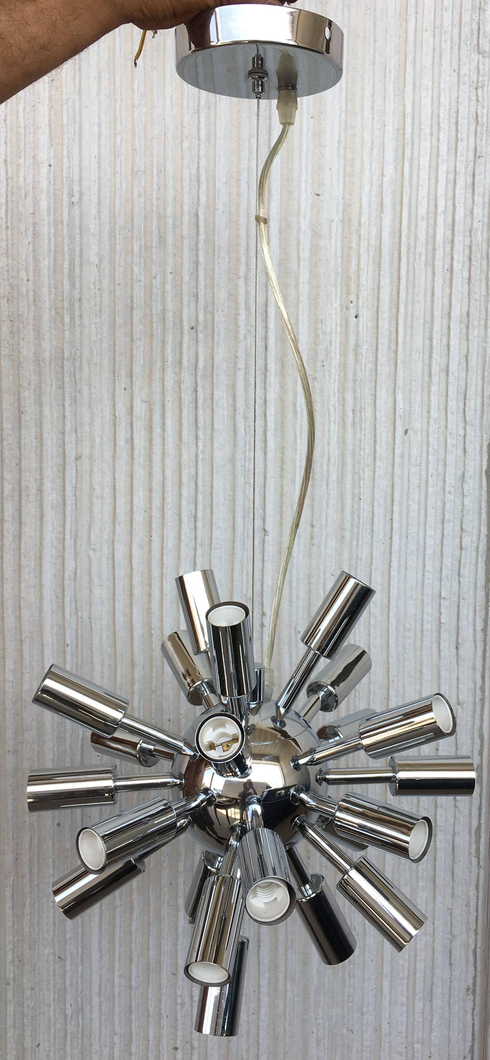 Lampadario a lampadario sputnik del Medioevo in cromo lucido, anni '60.