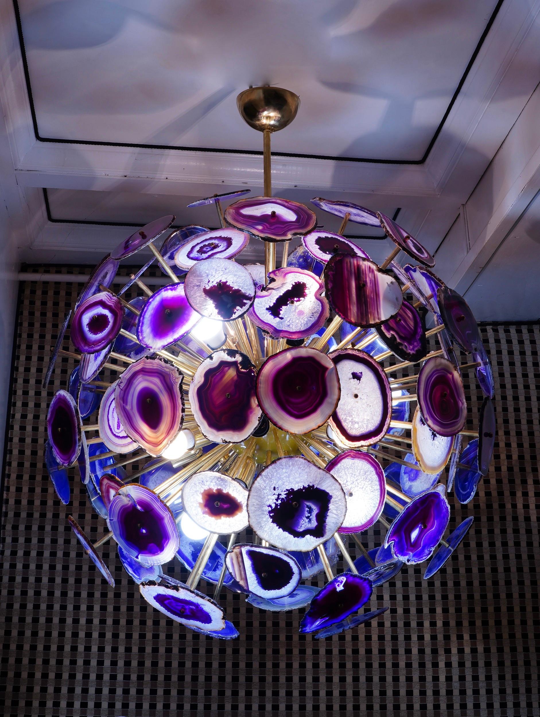 A fantastic spot of purple color. Gorgeous chandelier in a beautiful purple color coming from the agate hard stone.

Structure completely in brass like a sputnik, with agate stones. Perfectly spherical this brass Sputnik with agate stones attached
