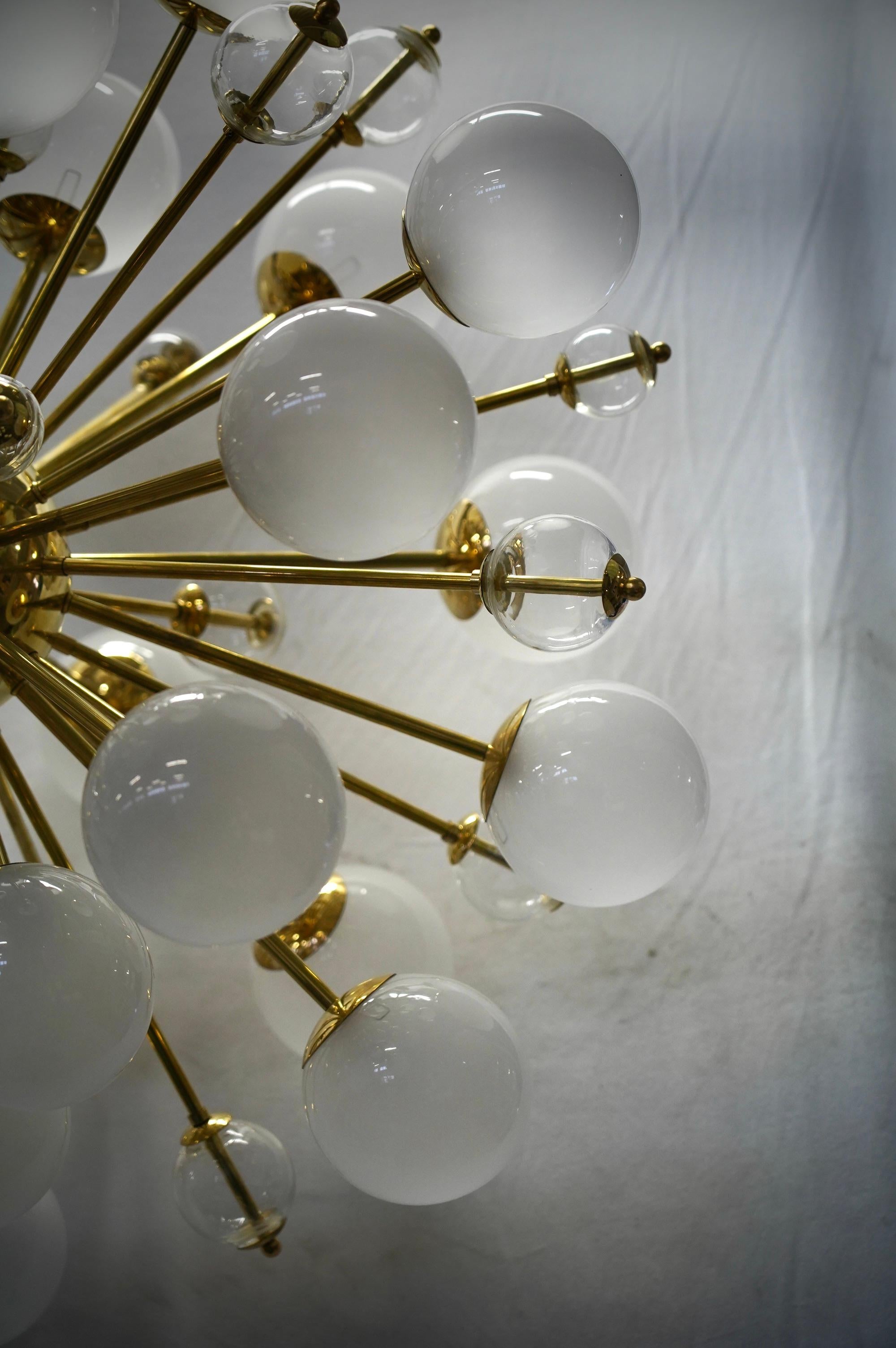 Laiton Lustre Sputnik du milieu du siècle en verre sphérique et laiton, 2000 en vente