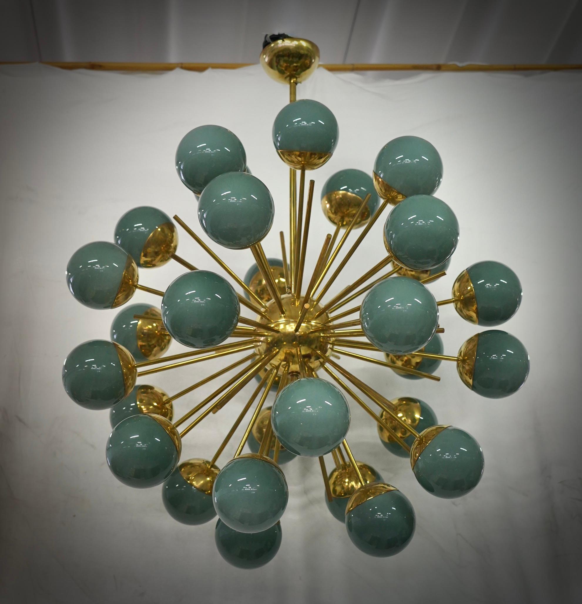 A fantastic spot of green color, amazing design due to its very particular shape of these green glass spheres and for the fantastic brass rods. Very elegant, will furnish and decorate your whole room.

Structure completely in brass like a sputnik