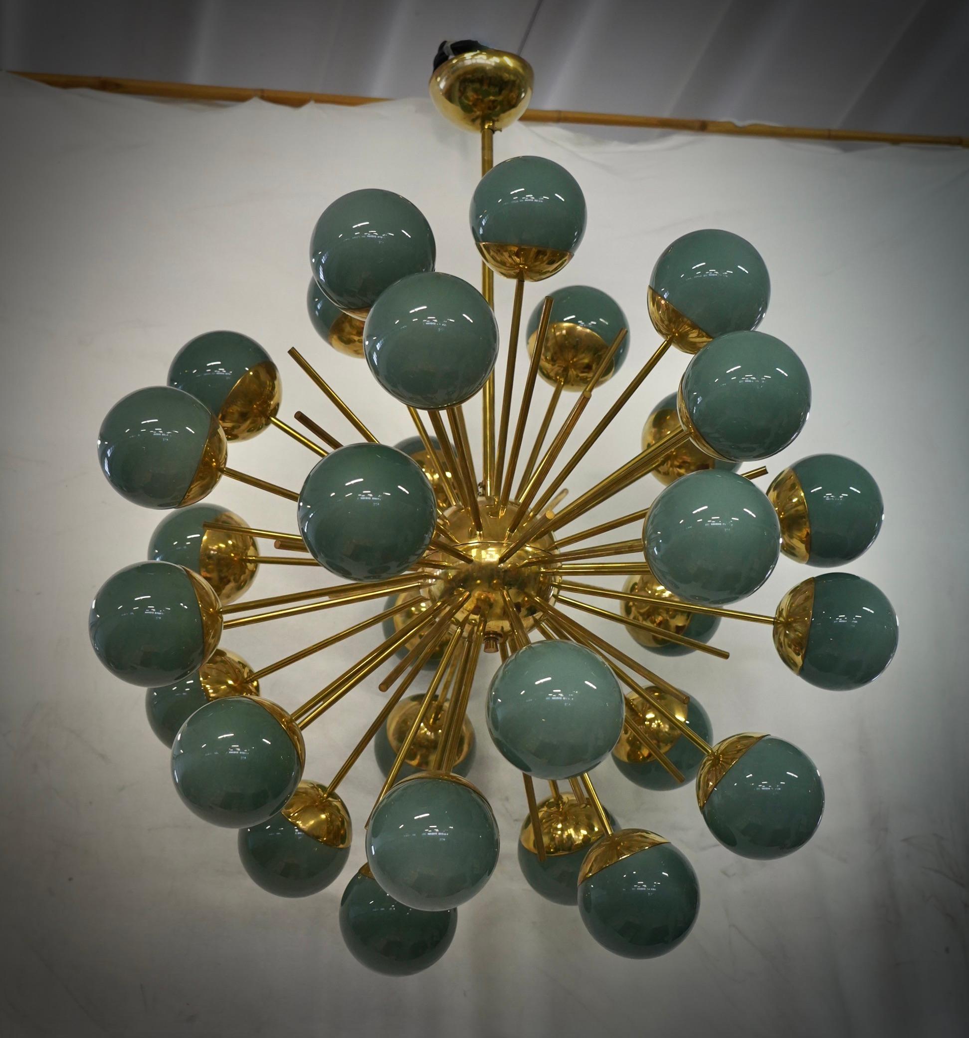 Midcentury Sputnik Spherical Green Glass and Brass Chandelier, 2000 In Good Condition For Sale In Rome, IT