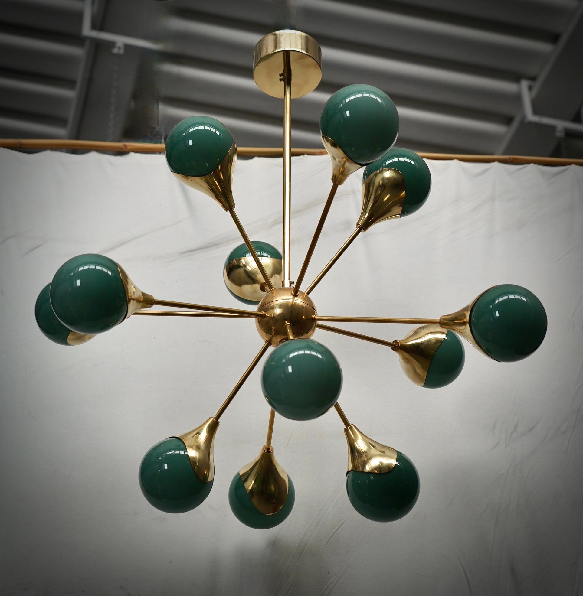 Una fantástica mancha de color verde, de diseño sorprendente por la forma tan particular de estas esferas de cristal verde y por las fantásticas varillas de latón. Muy elegante, amueblará y decorará toda su habitación.

Estructura totalmente de