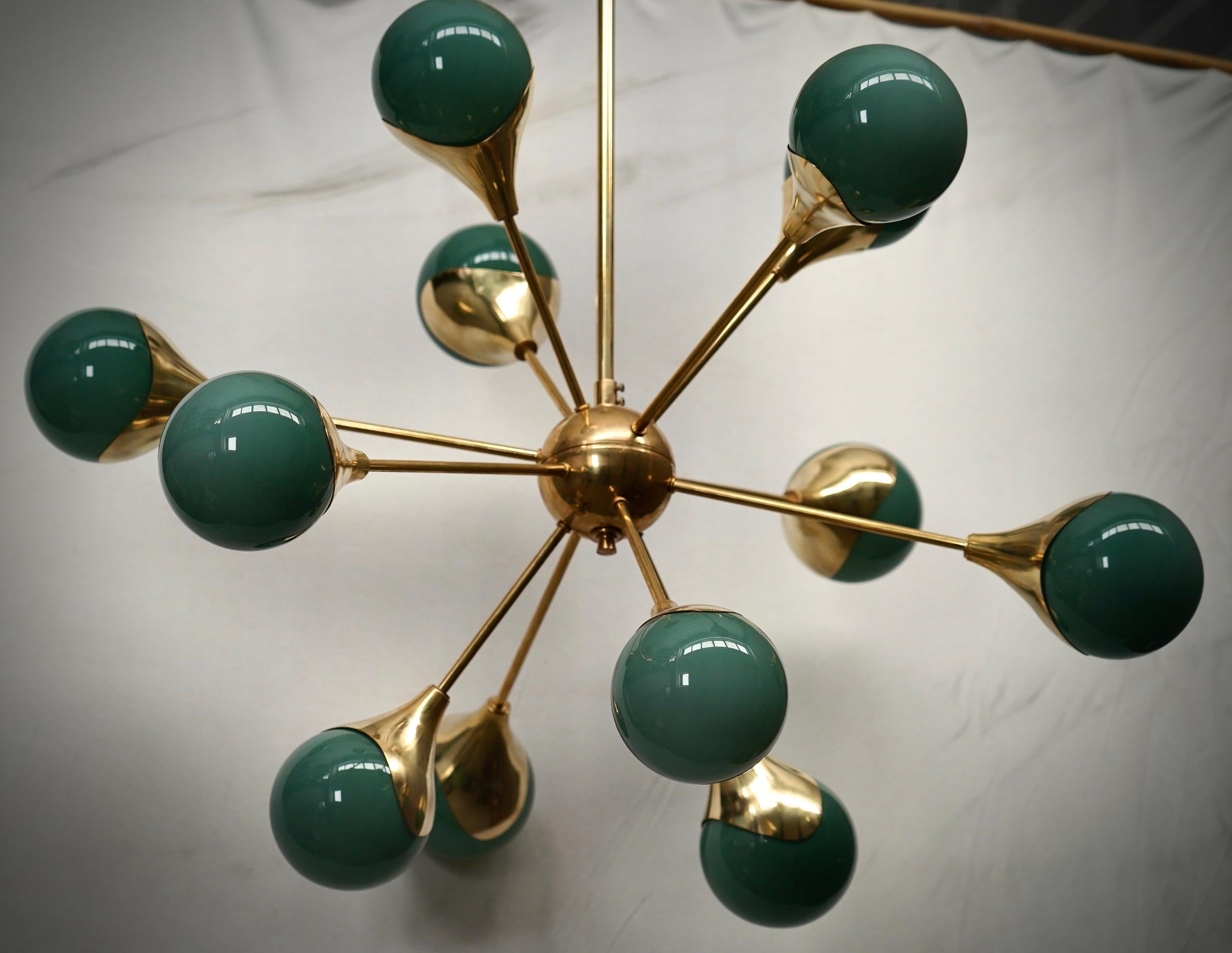 Araña esférica de mediados de siglo Sputnik de cristal verde y latón, 2020 Moderno de mediados de siglo en venta