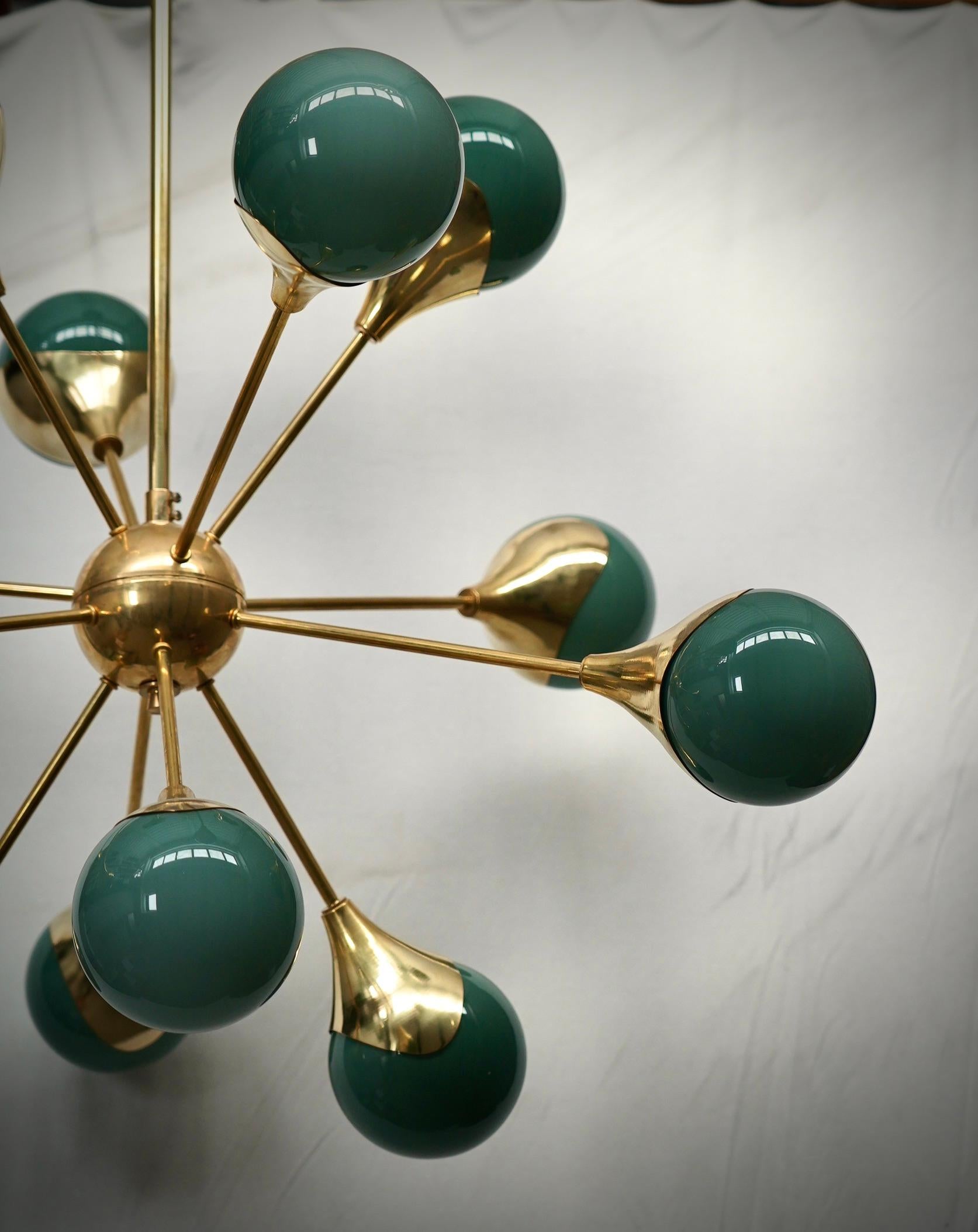 Araña esférica de mediados de siglo Sputnik de cristal verde y latón, 2020 Italiano en venta