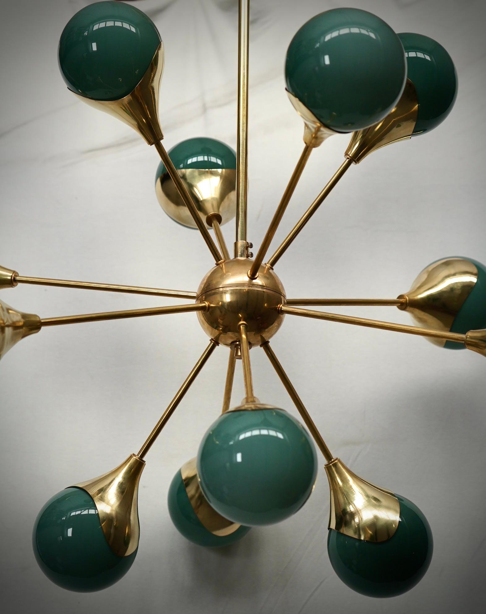 Araña esférica de mediados de siglo Sputnik de cristal verde y latón, 2020 en Bueno estado para la venta en Rome, IT