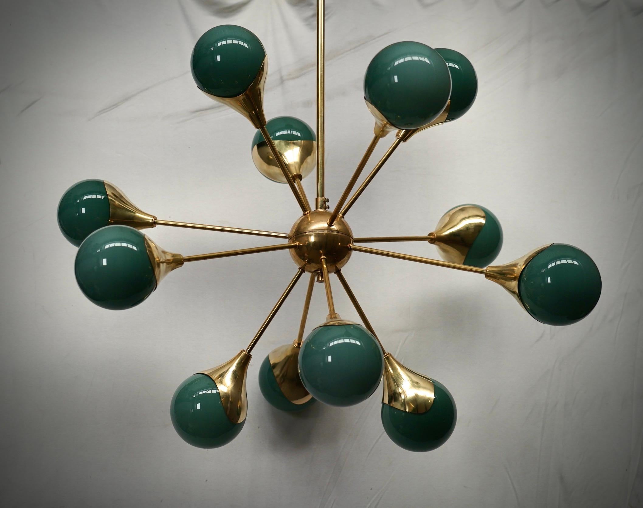 Araña esférica de mediados de siglo Sputnik de cristal verde y latón, 2020 Latón en venta