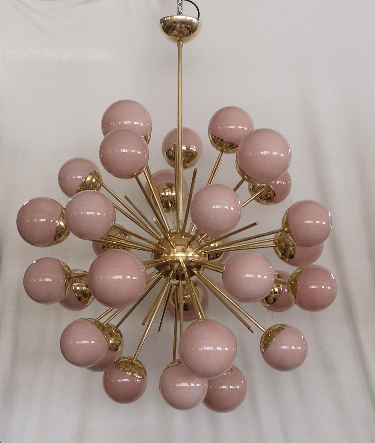 A fantastic spot of pink color, amazing design due to its very particular shape of these pink glass spheres and for the fantastic brass rods. Very elegant, will furnish and decorate your whole room.

Structure completely in brass like a sputnik with