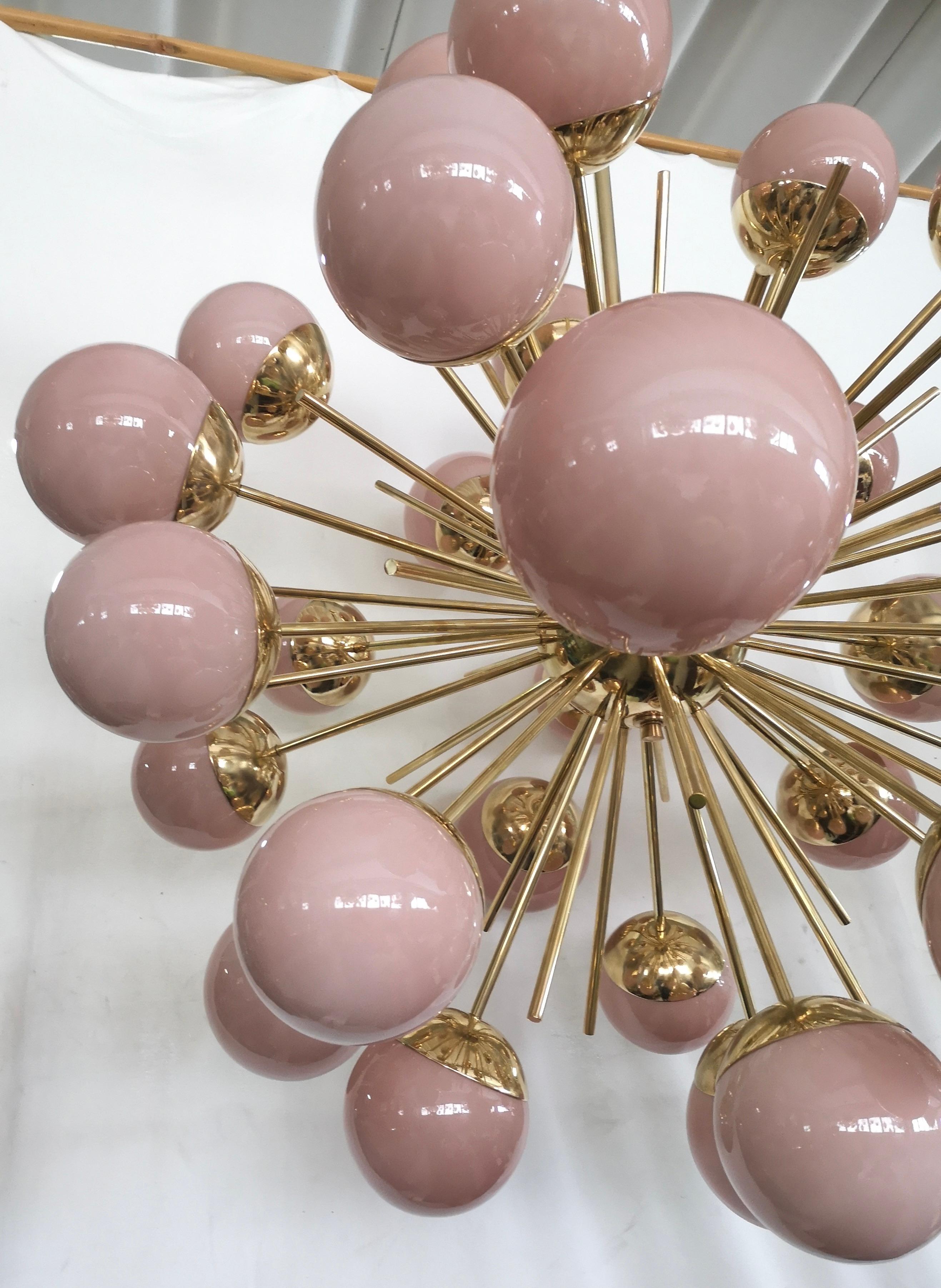 Midcentury Sputnik Spherical Pink Glass and Brass Chandelier, 2020 In Good Condition For Sale In Rome, IT