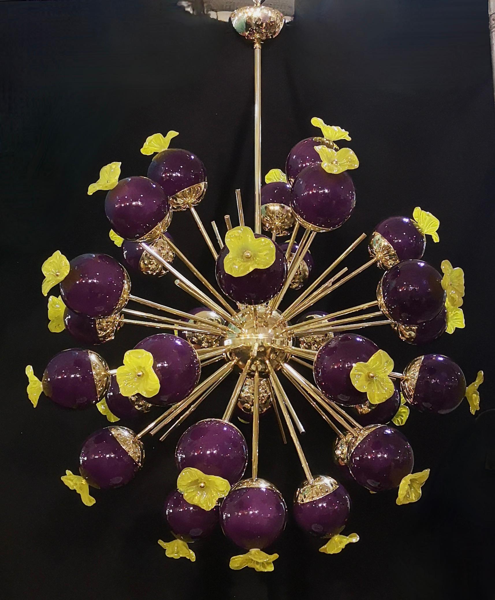 A fantastic spot of purple color, amazing design due to its very particular shape of these purple glass spheres and for the yellow flower always in Murano glass. Very elegant, will furnish and decorate your whole room.

Structure completely in brass
