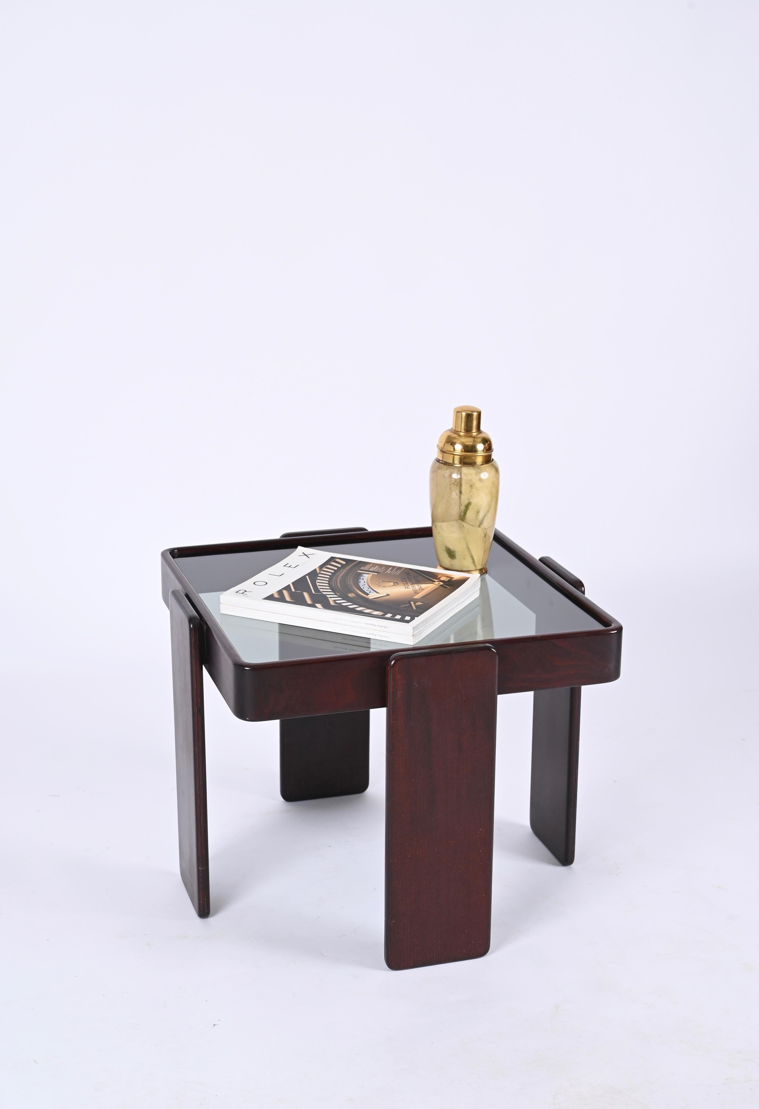 Superbe table basse en bois carré de style midcentury avec plateau en verre fumé. Conçu par Gianfranco Frattini et produit par Cassina dans les années 1970 en Italie.

Cette table basse iconique présente une structure minimale avec un magnifique