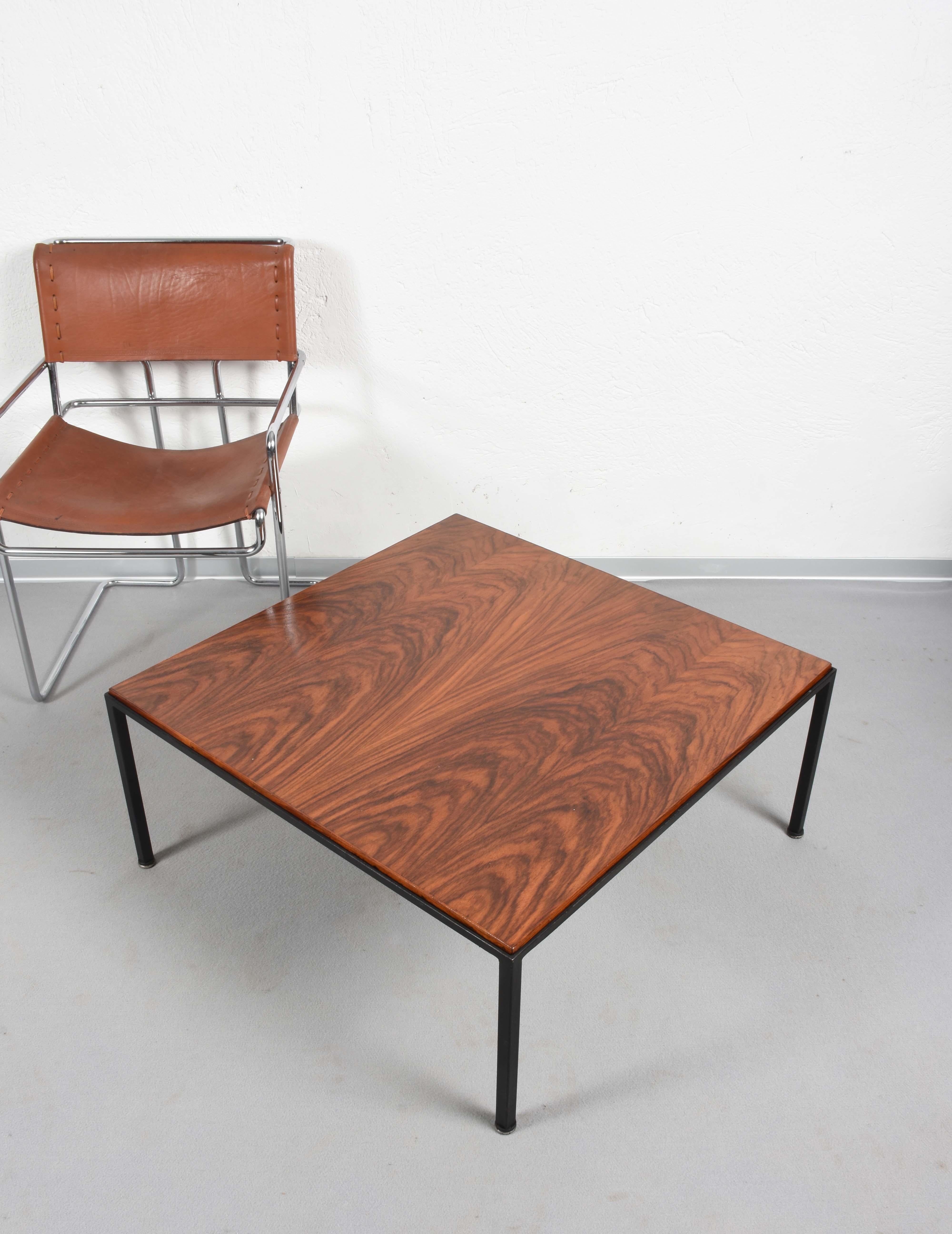 Square coffee table with rosewood top, the base is in enameled iron and the feet are in chromed metal.
Professionally restored
The dimensions are 81 x 81 cm and the height of 36 cm.

(The chair in the picture is not included)
 