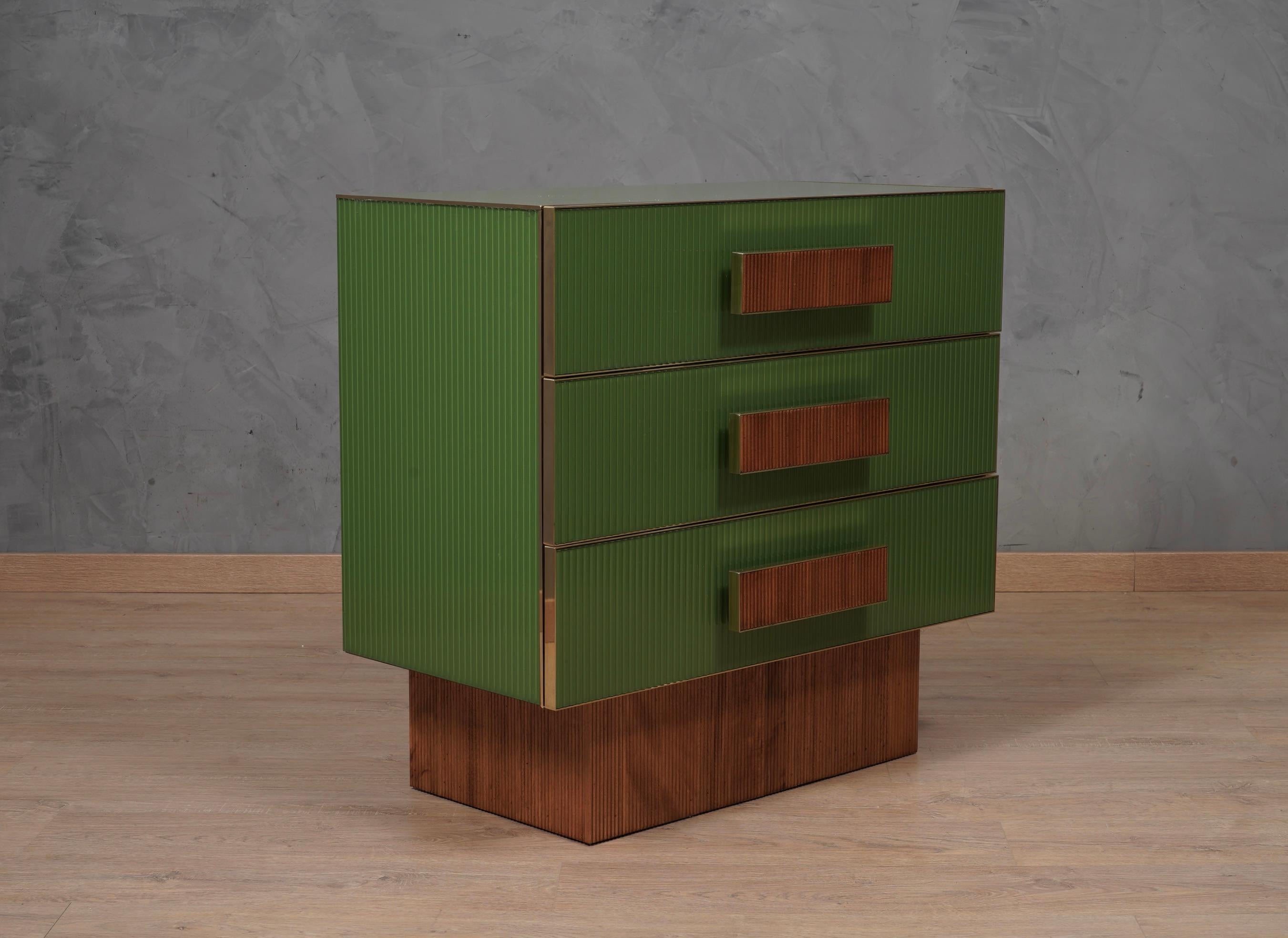 An unmistakable piece of furniture due to its green color, it exemplifies timeless design and exceptional craftsmanship. With the unique characteristics of fluted glass and meticulous attention to detail, this chest of drawers testifies to a