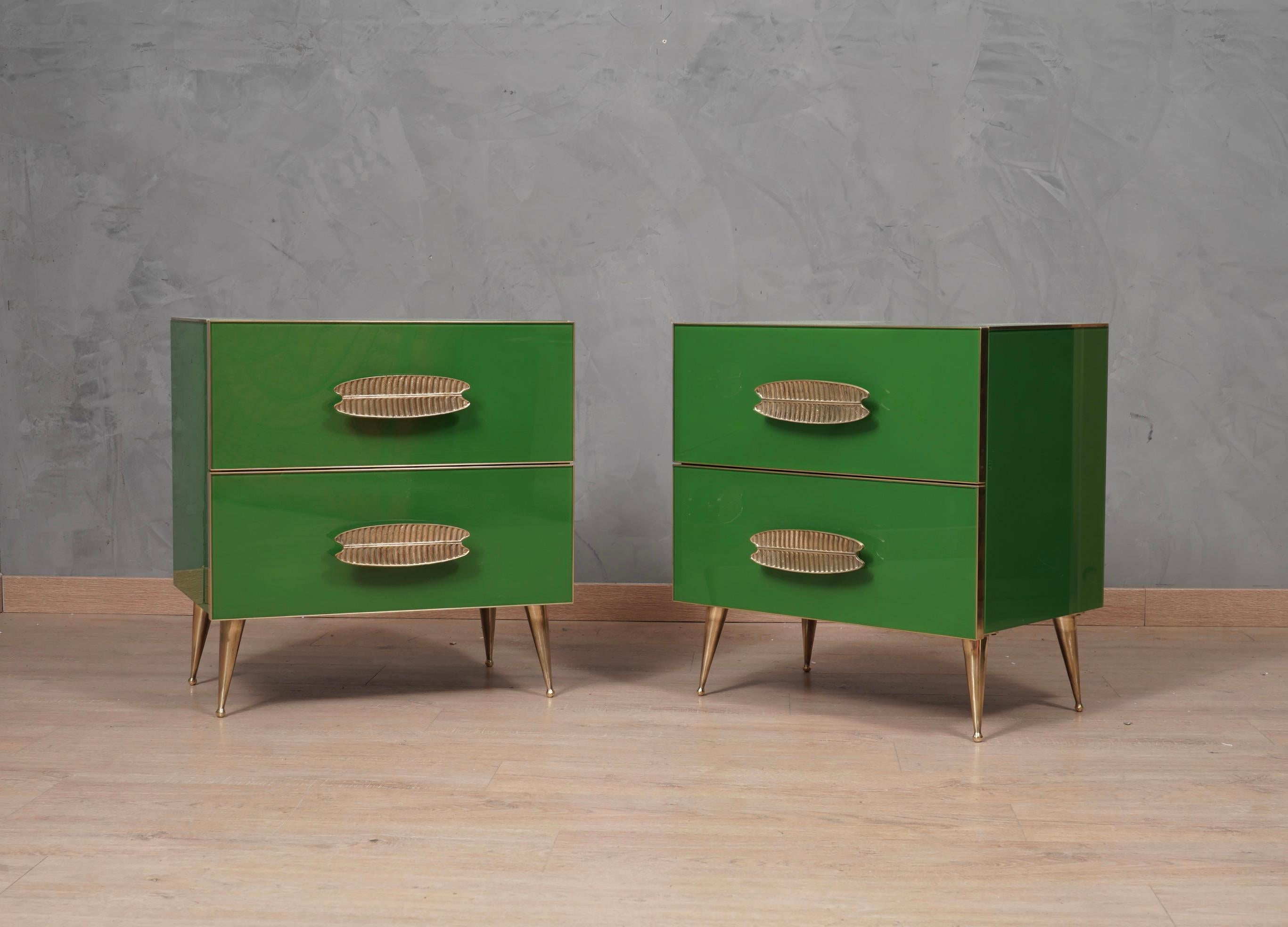 Classic design for a pair of night stands all in green colored glass and brass. Square and linear as in the style of that design.

The bedside tables have a wooden structure, above they have been covered with green colored glass; a precise and