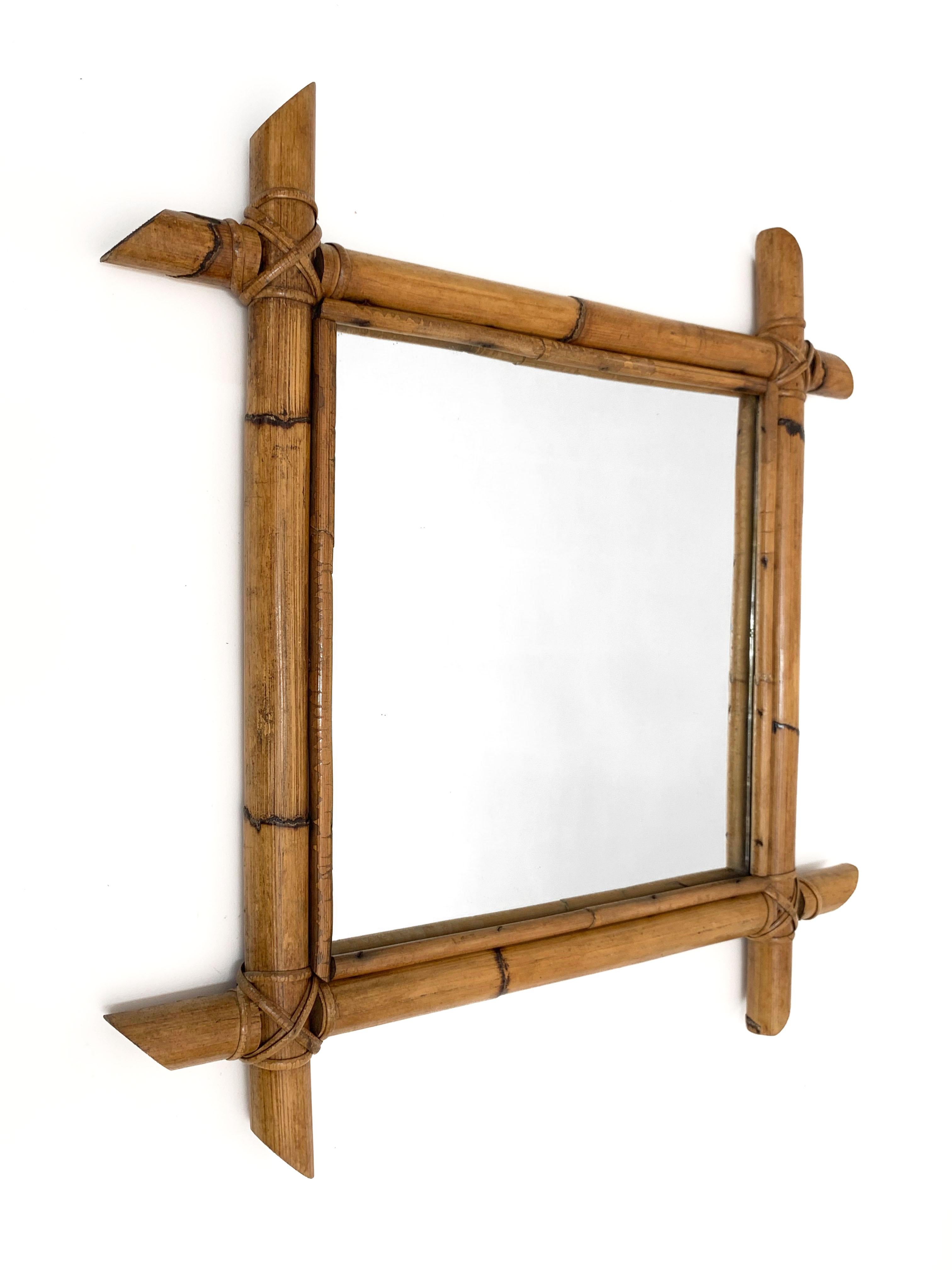 Amazing midcentury square mirror with bamboo woven wicker frame. This fantastic item was produced in Italy during the 1970s.

The way in which bamboo lines and glass integrate is fantastic and gives to this mirror an everlasting charm, the French