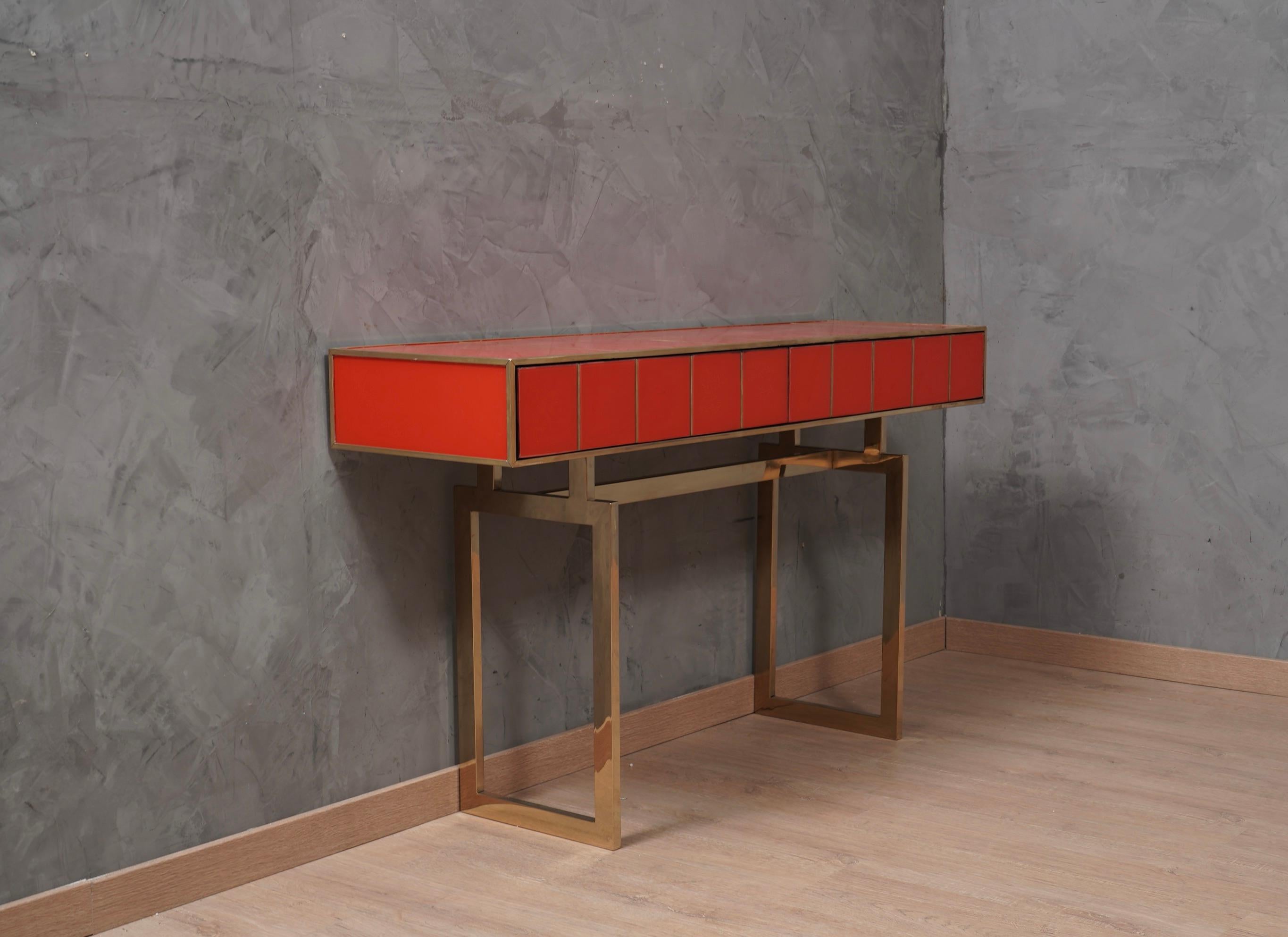 Original in shape for a console rich in its workmanship, strong color and very beautiful design. Roomy and well articulated, the console has a very refined and elegant design.

The console is composed of a top covered in red glass interspersed with