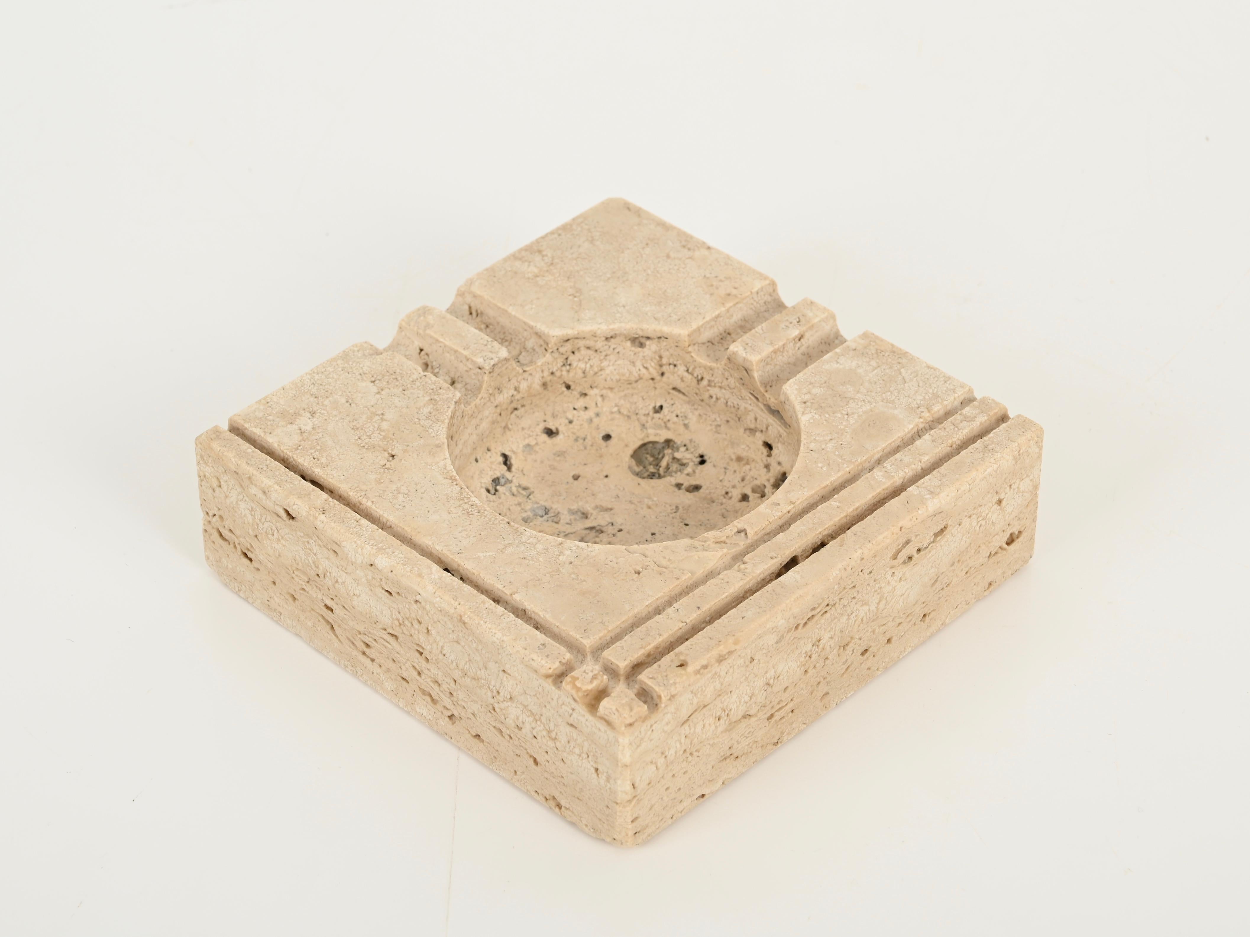Elegante posacenere di forma quadrata di metà secolo in marmo travertino. Questo elegante pezzo è stato disegnato in Italia negli anni '70 dai Fratelli Mannelli ed è firmato sul fondo.

In condizioni fantastiche, questo posacenere è incredibilmente