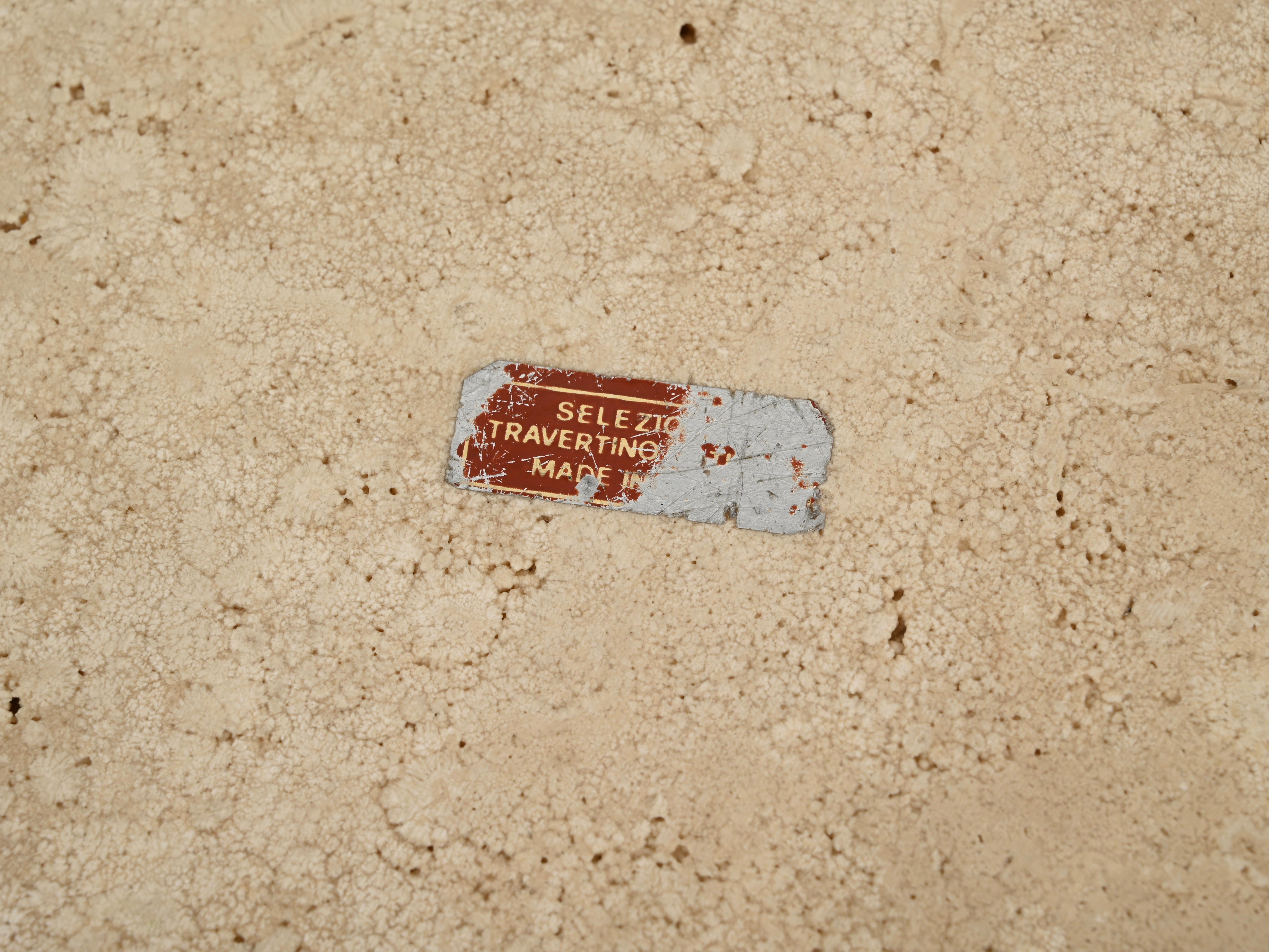 Travertino Posacenere italiano quadrato di metà secolo in marmo travertino firmato Mannelli, anni '70 in vendita