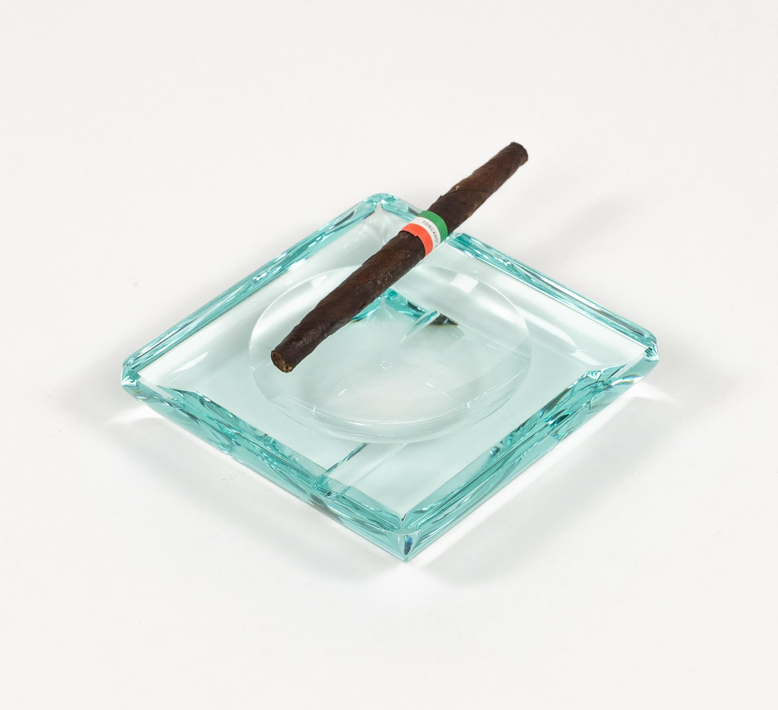 Cenicero cuadrado de mediados de siglo Estilo Fontana Arte, cristal verde, Italia Años 70 finales del siglo XX en venta