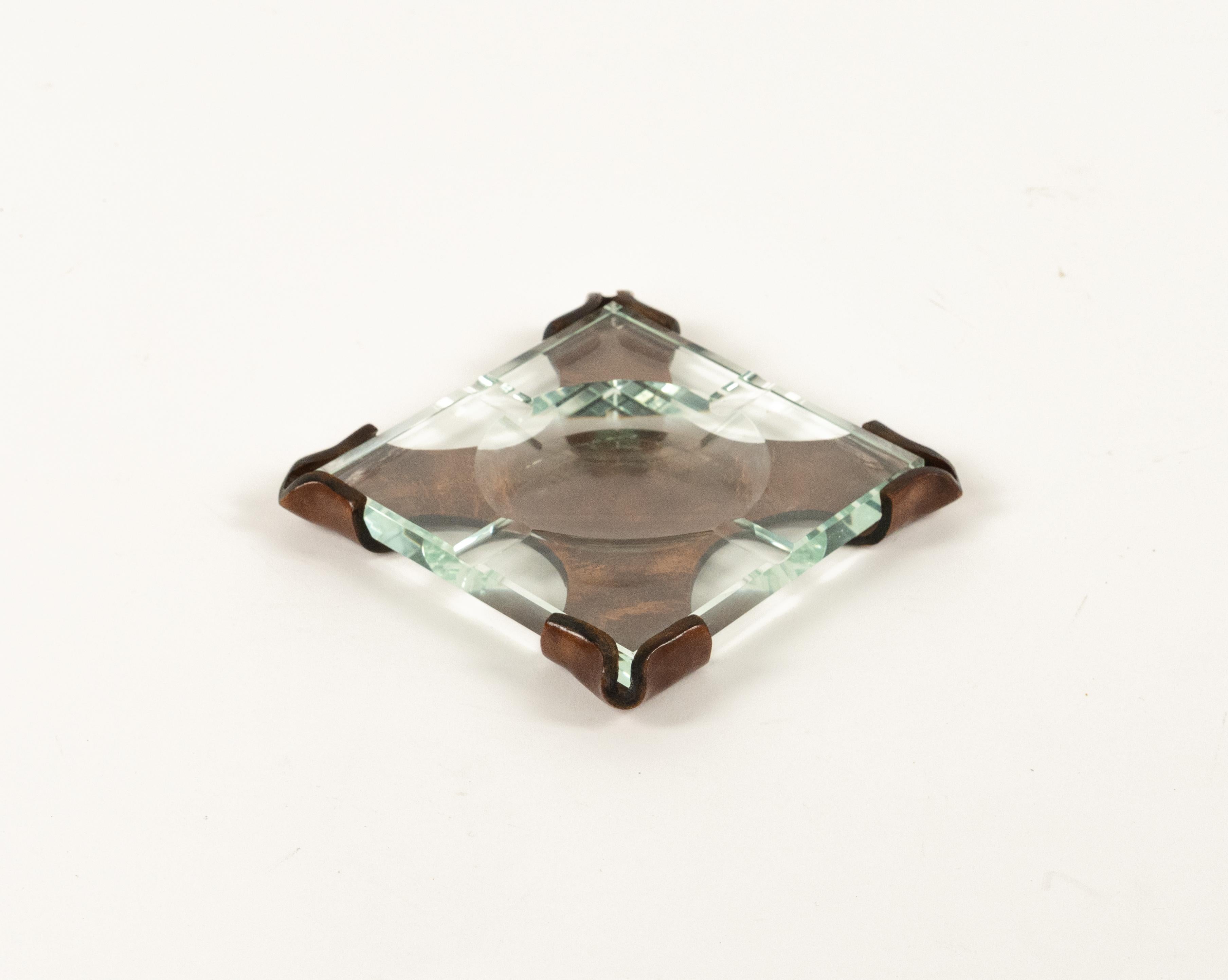 Midcentury beautiful squared ashtray in brown leather and glass by CAP.

Made in Italy in the 1970s.

Perfect desk object or gift idea.