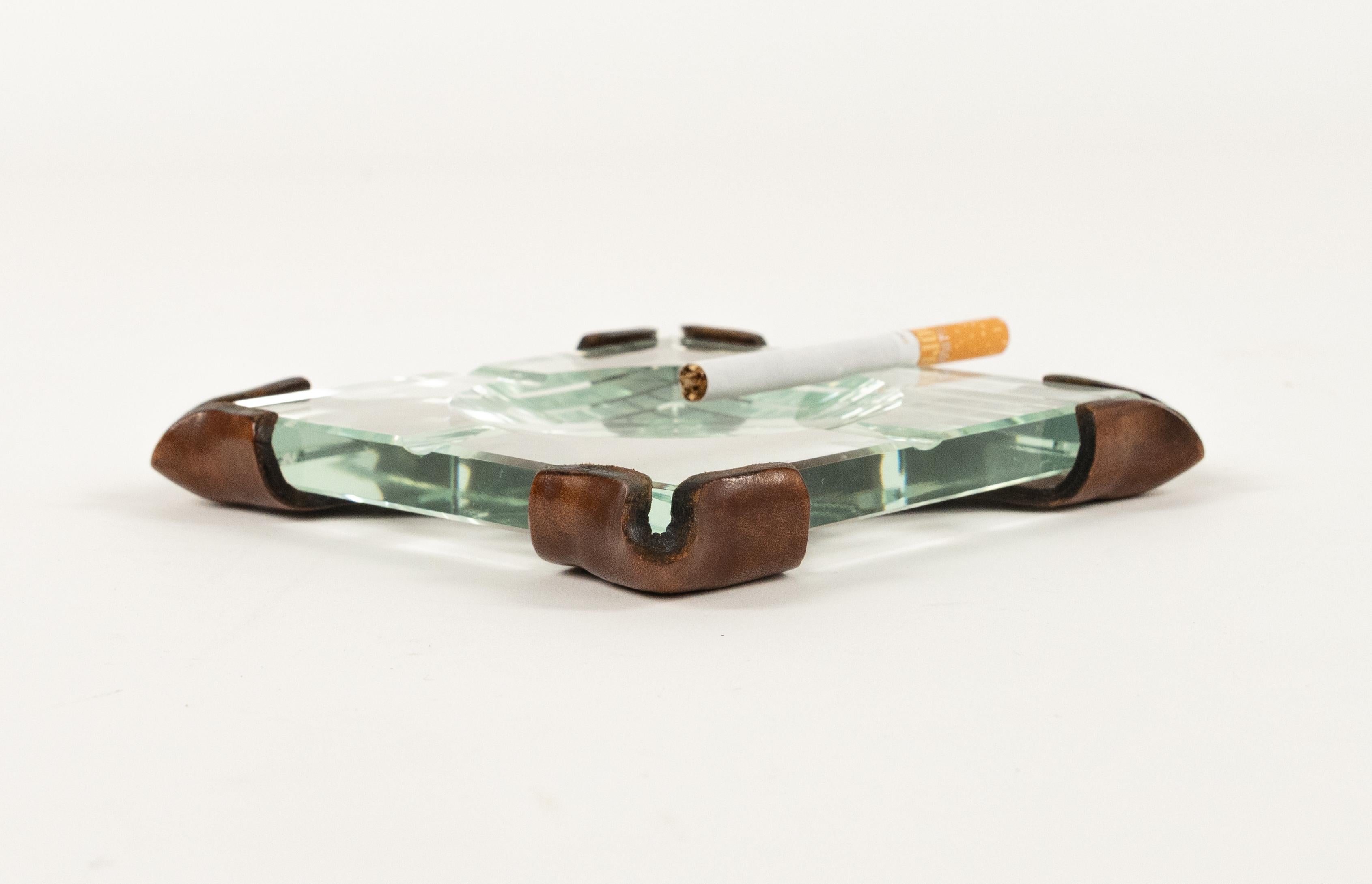 Midcentury Squared Ashtray in Leather and Glass by CAP, Italy 1970s In Good Condition For Sale In Rome, IT