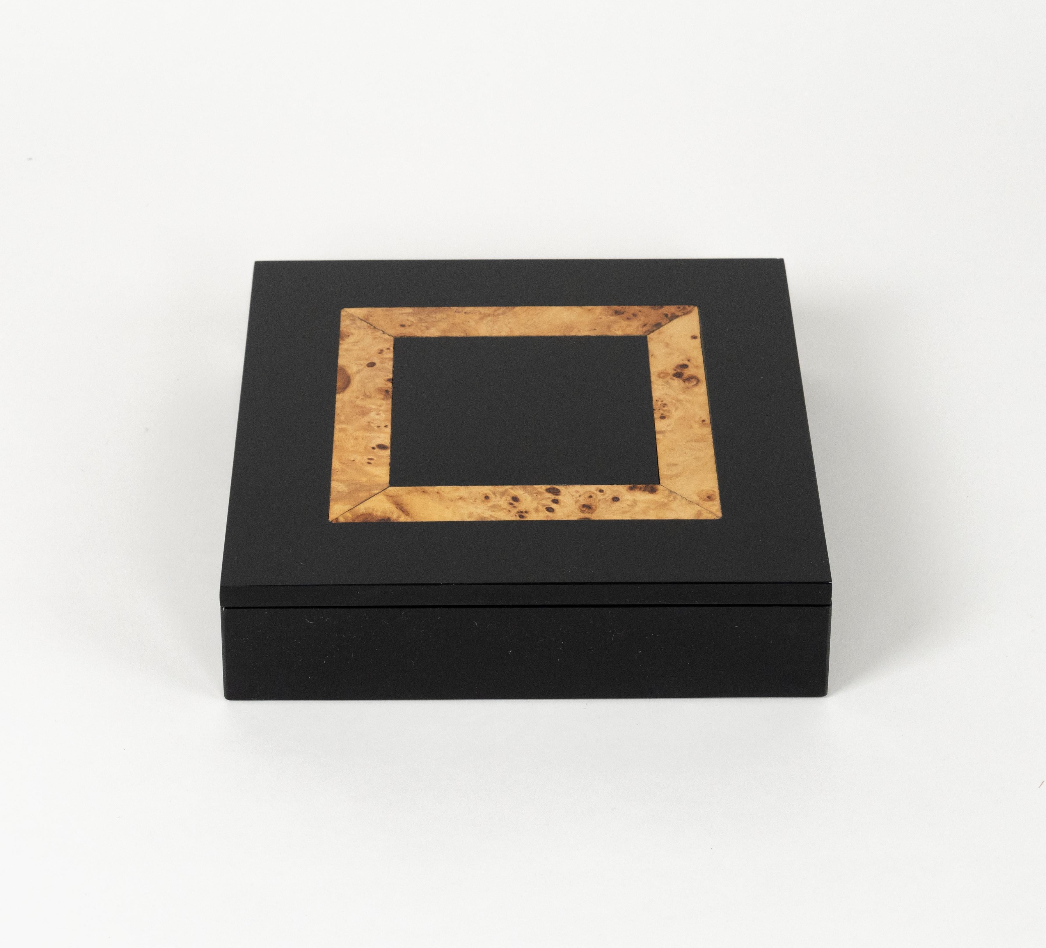 Caja cuadrada de mediados de siglo en acrílico negro y madera de Tommaso Barbi, Italia Años 70 en venta 5