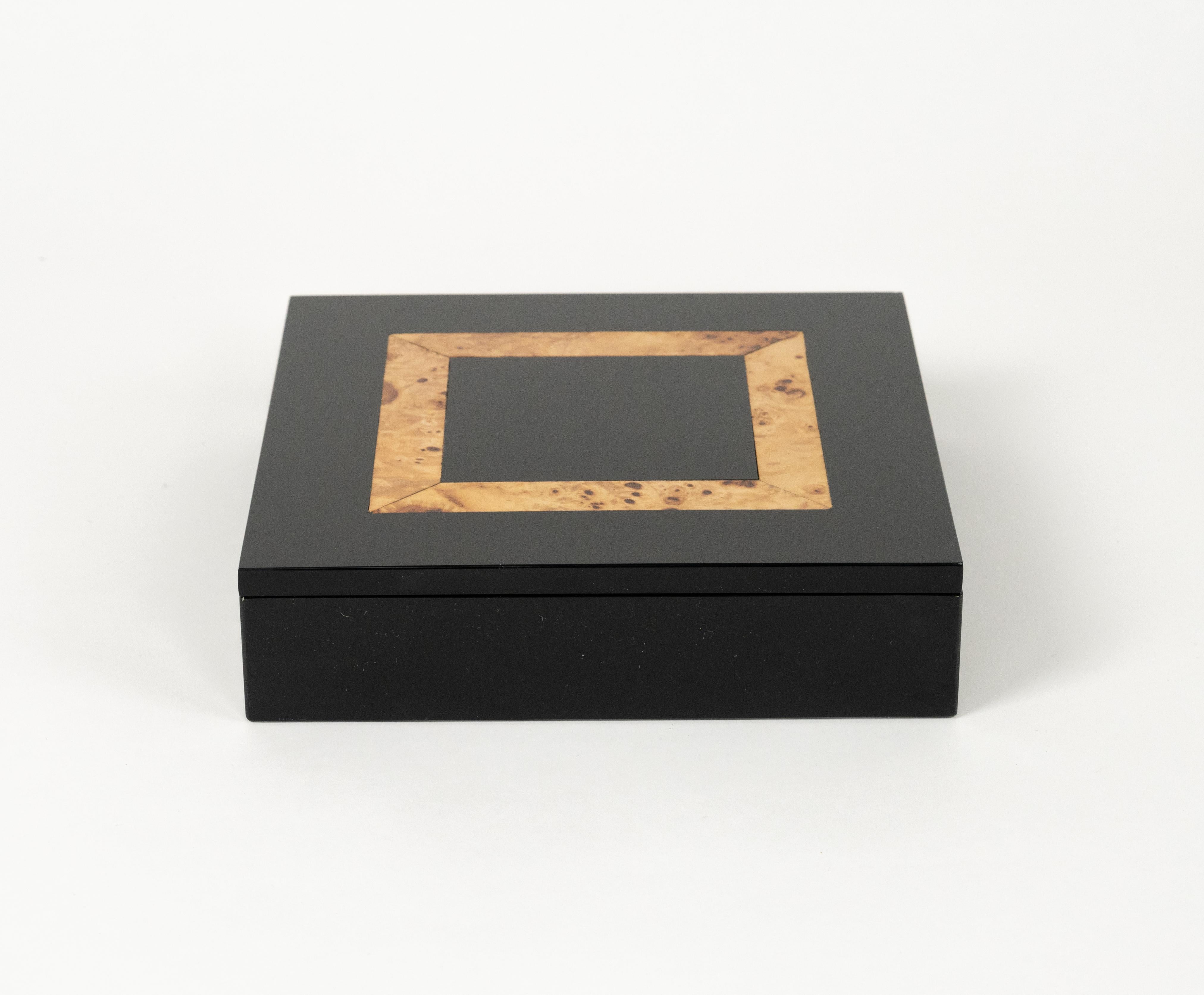 Caja cuadrada de mediados de siglo en acrílico negro y madera de Tommaso Barbi, Italia Años 70 en venta 6