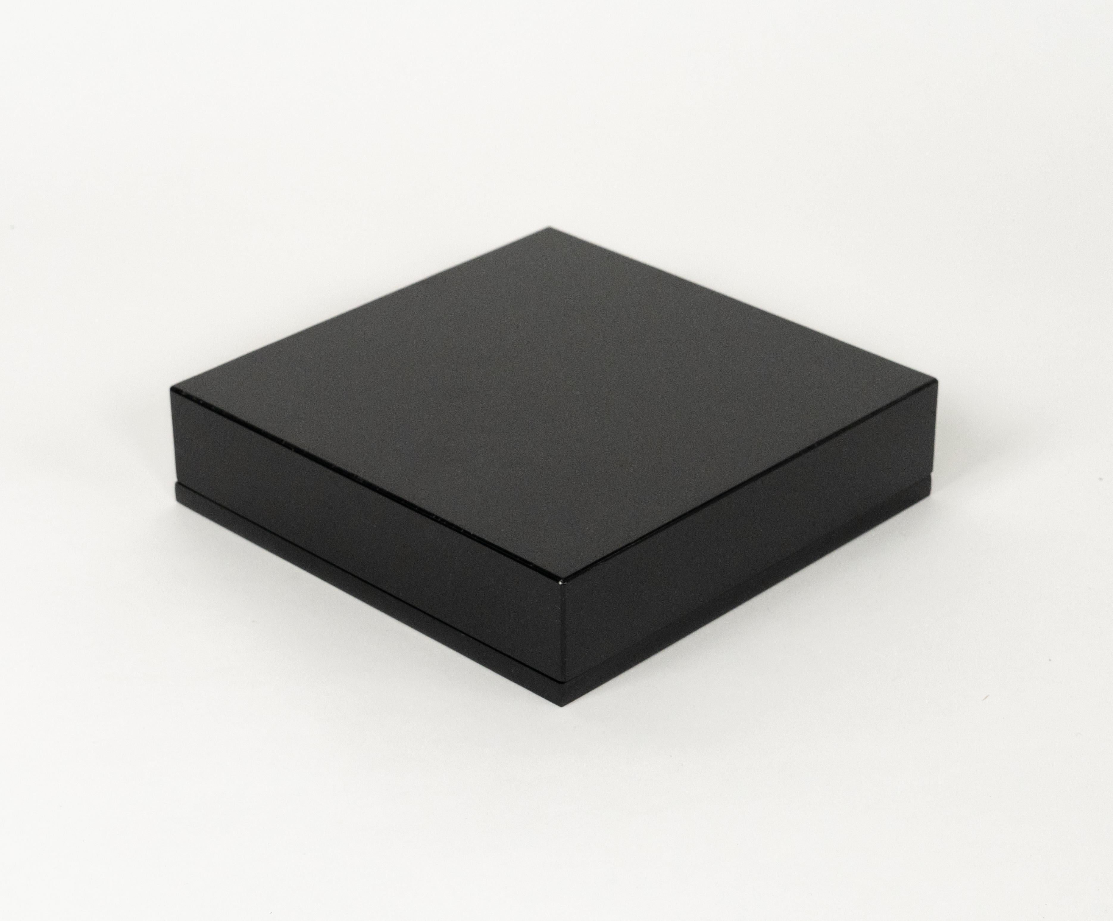 Caja cuadrada de mediados de siglo en acrílico negro y madera de Tommaso Barbi, Italia Años 70 en venta 9